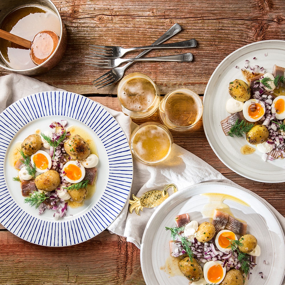Matjestallrik med färskpotatis, dill, rödlök & brynt smör