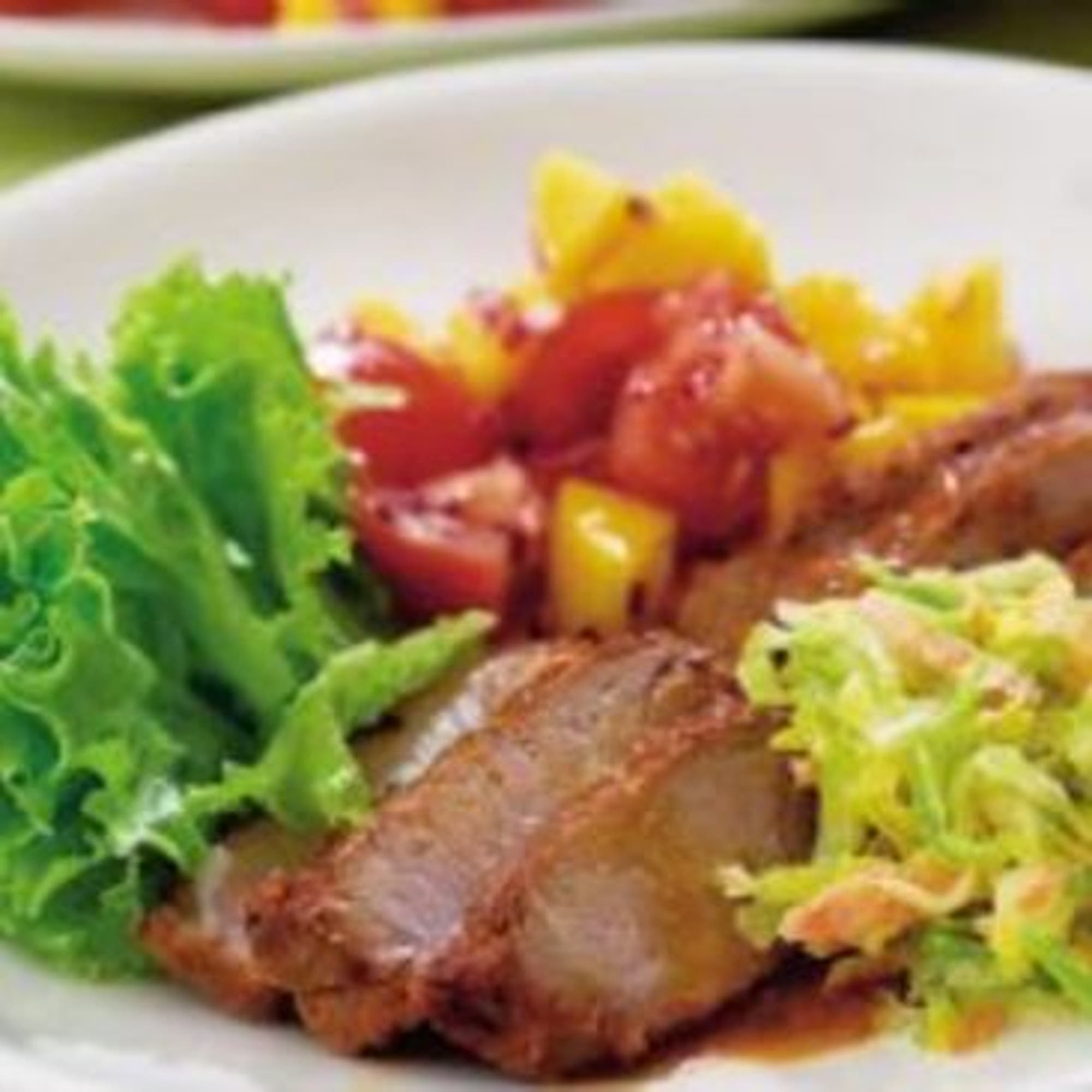 Flinta med coleslaw, tomat- och mangosallad