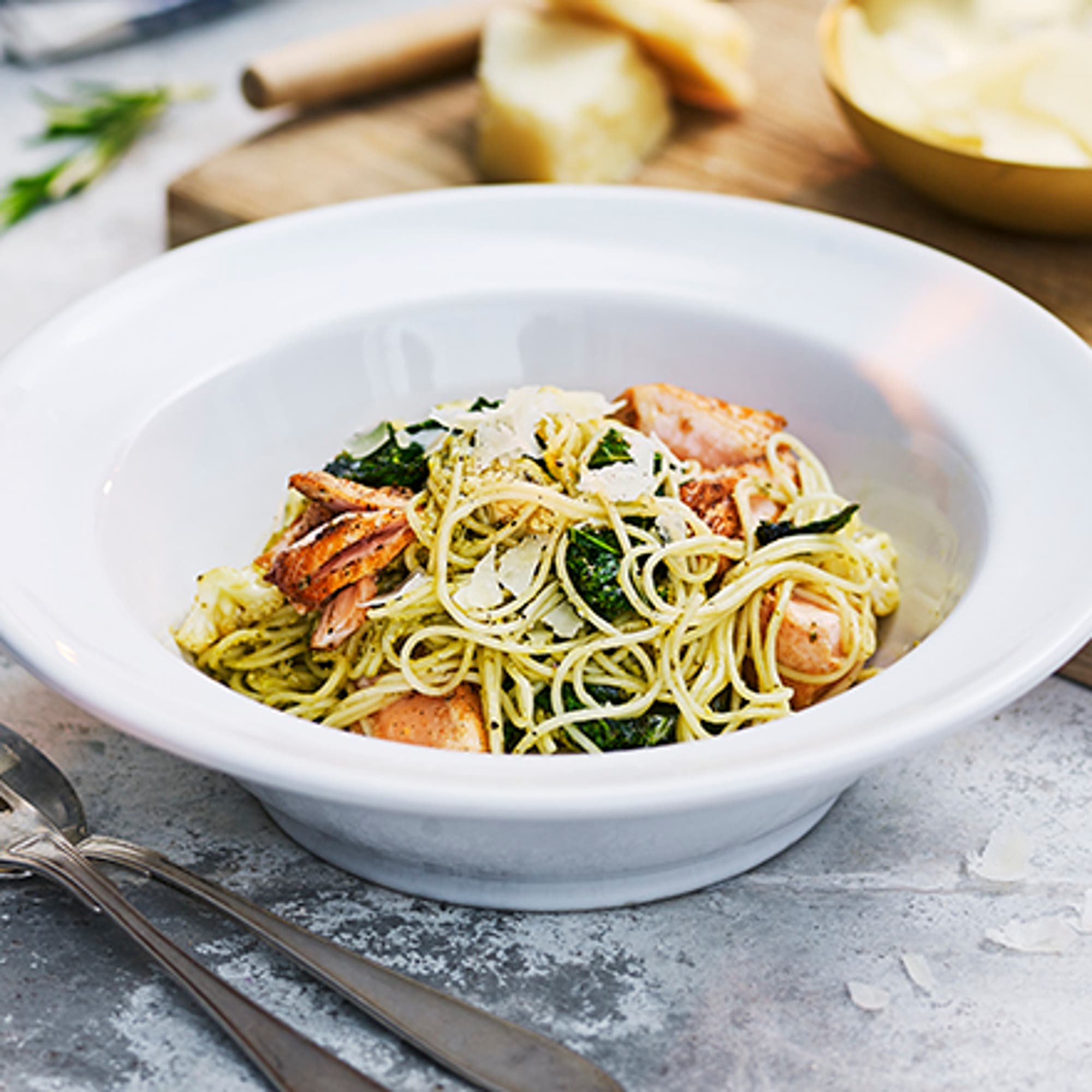 Barilla Capellini med smakrik lax, kål och pesto