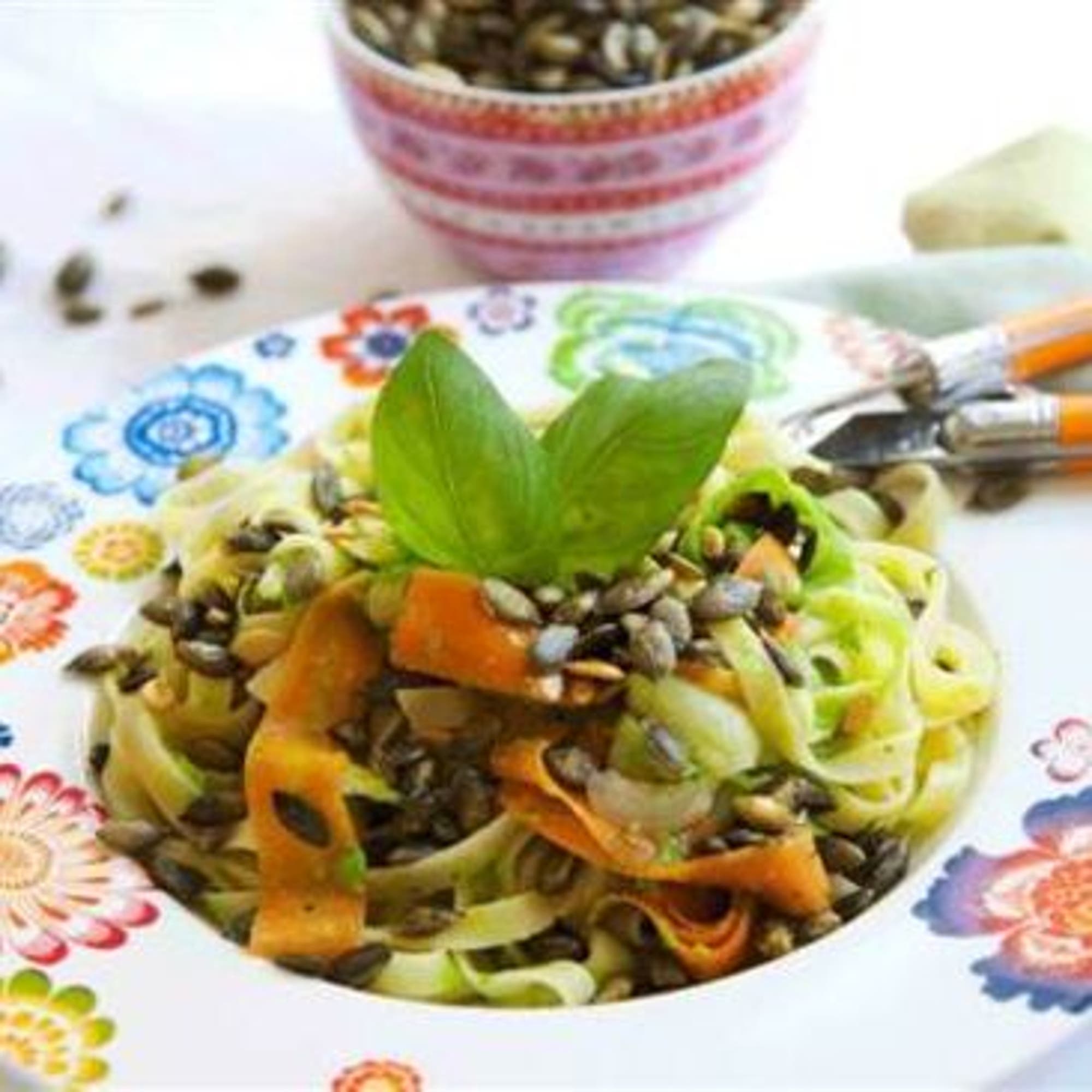 Grönsakspasta med ärtpesto och pumpakärnor