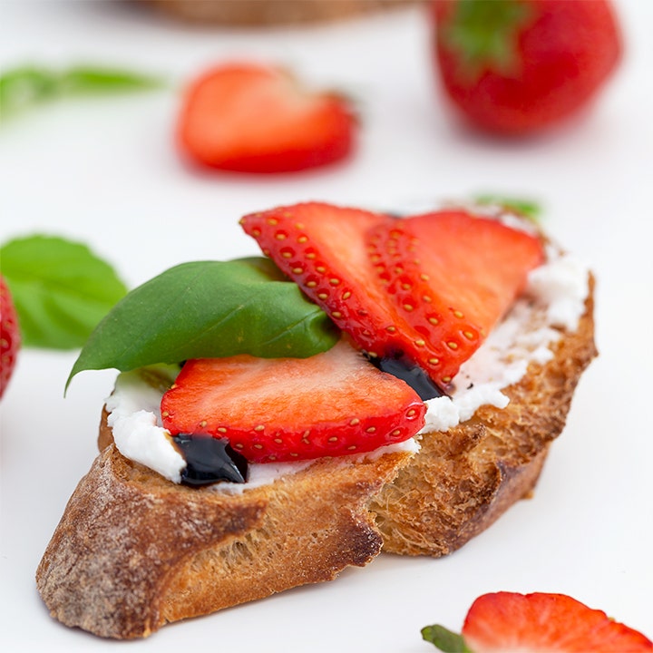 Crostini med chèvrekräm, jordgubbar, basilika och balsamico