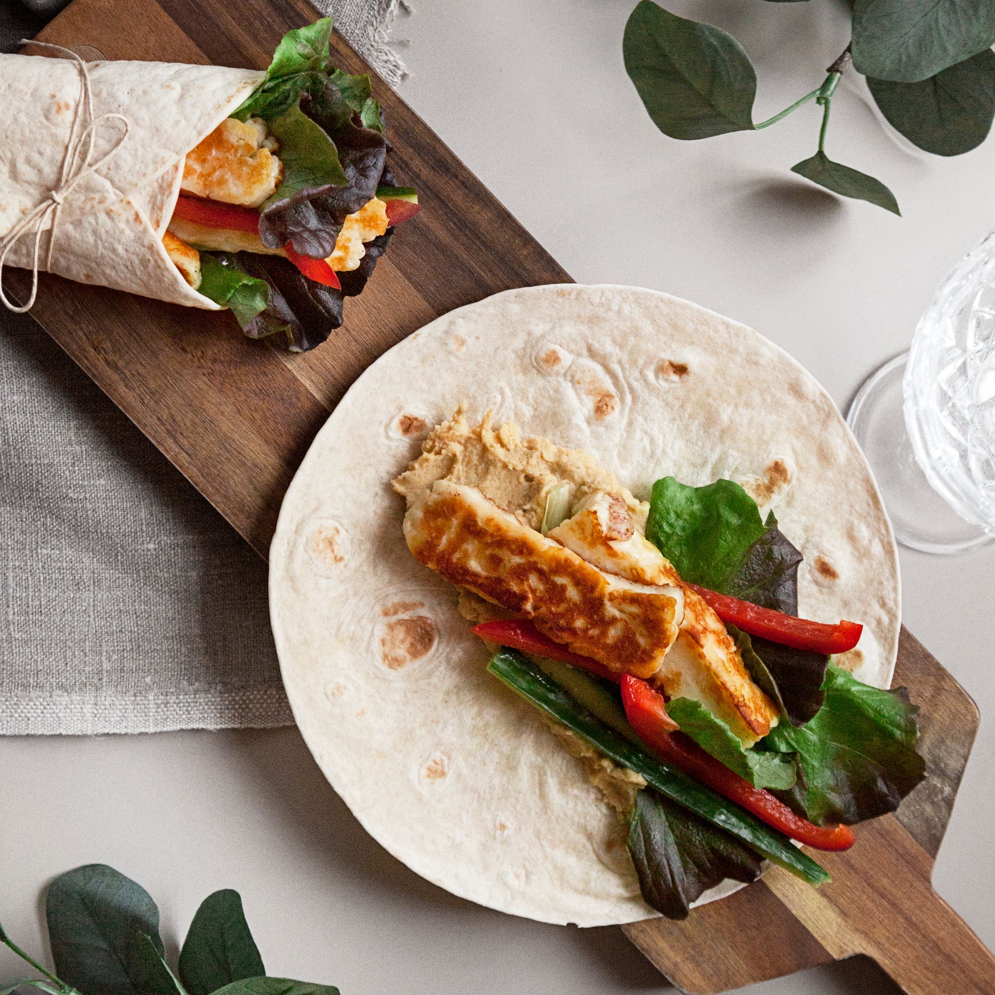 Halloumiwrap med hummus och grönt