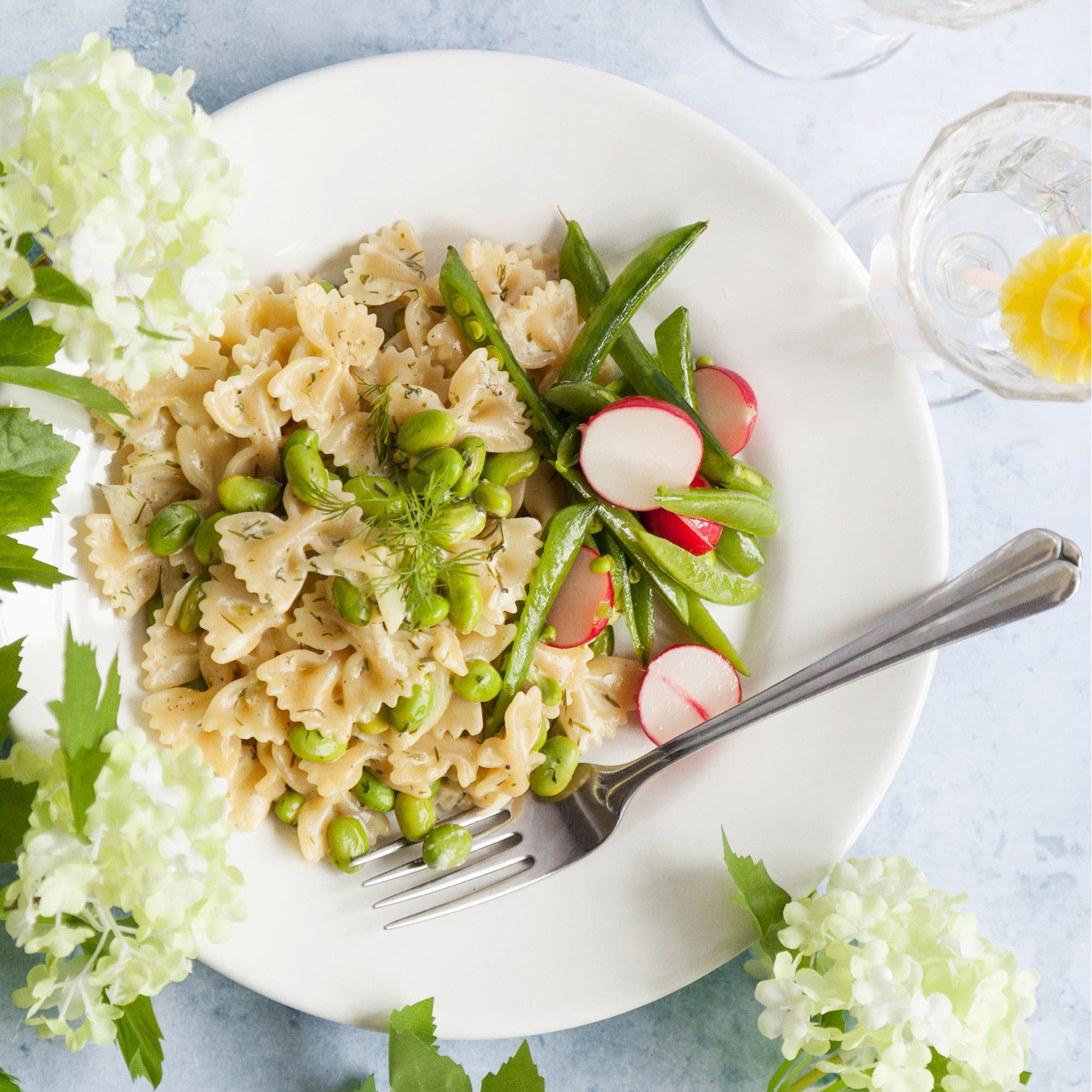 Dillig pasta med färskost och sojabönor