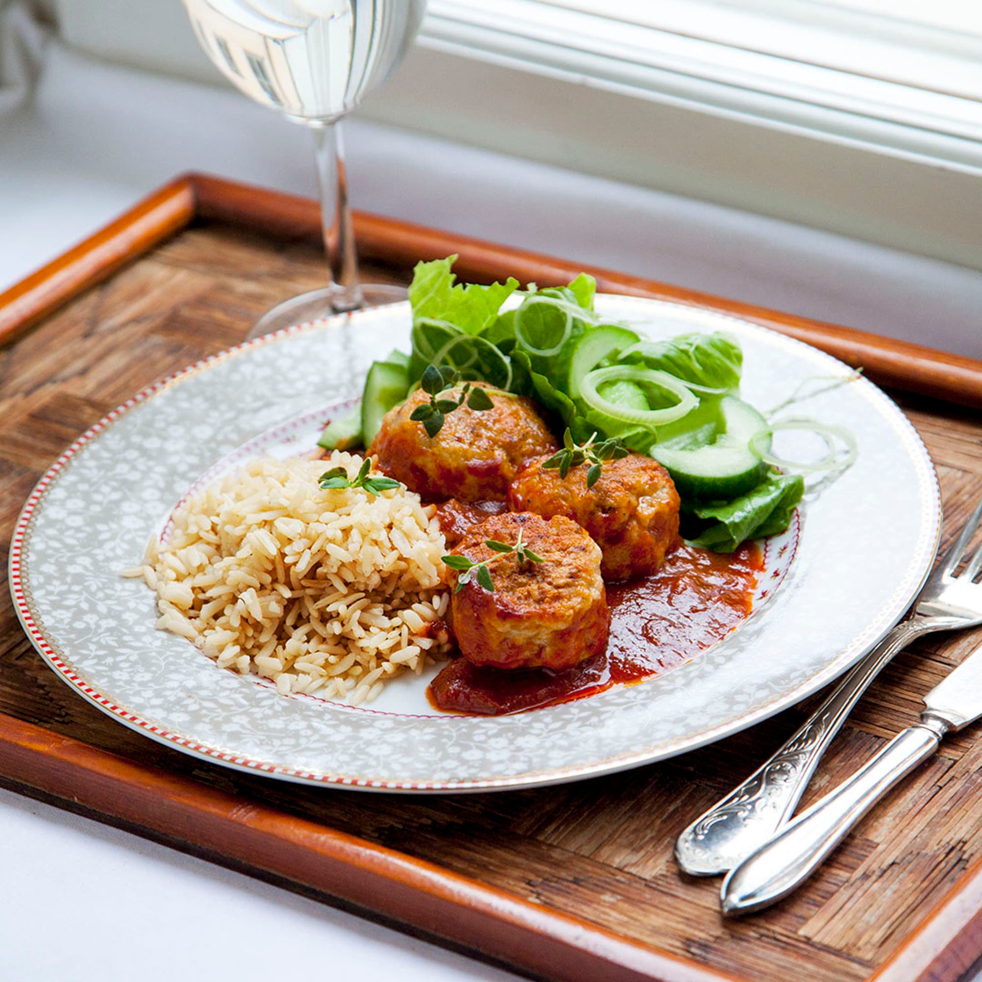 Kycklingfrikadeller i tomatsås med ris