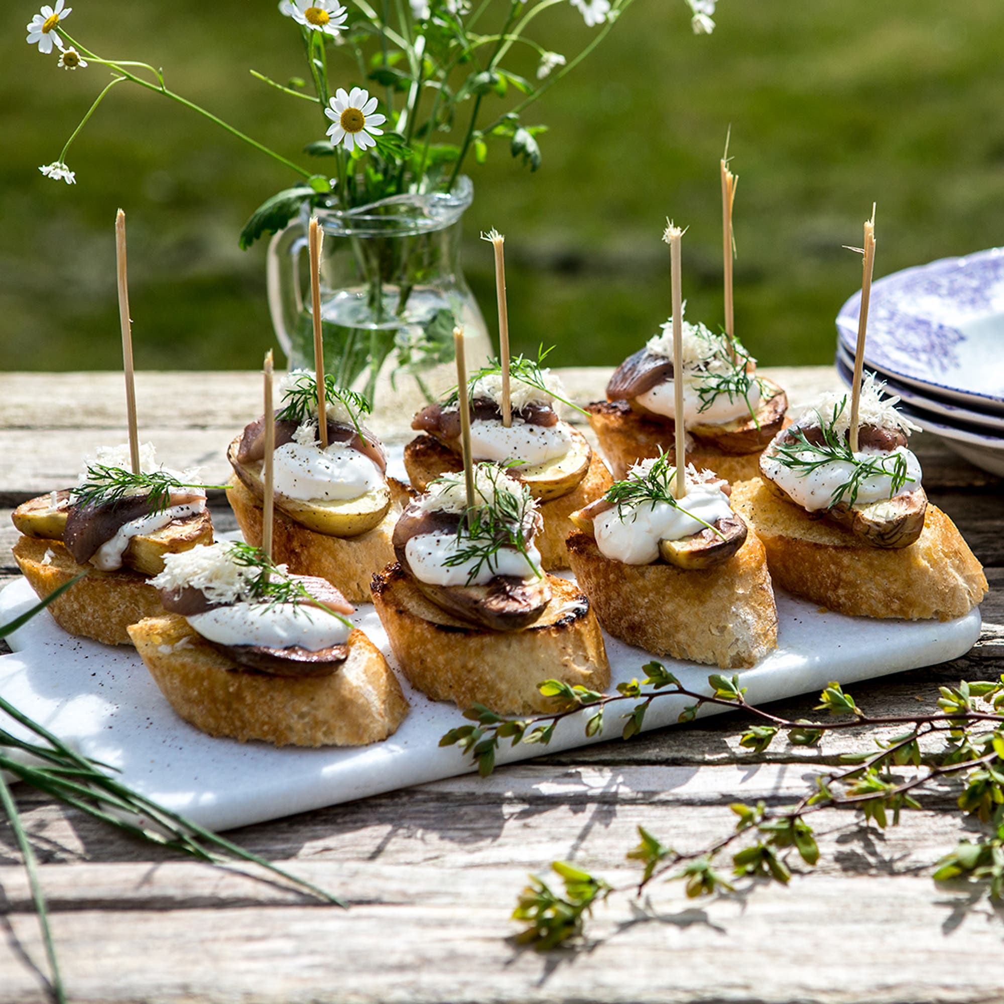 Snittar med rostad potatis, matjessill & brynt smör