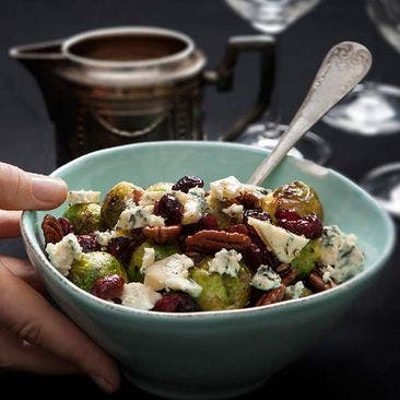 Brysselkål med tranbär, pekannötter och ädelost