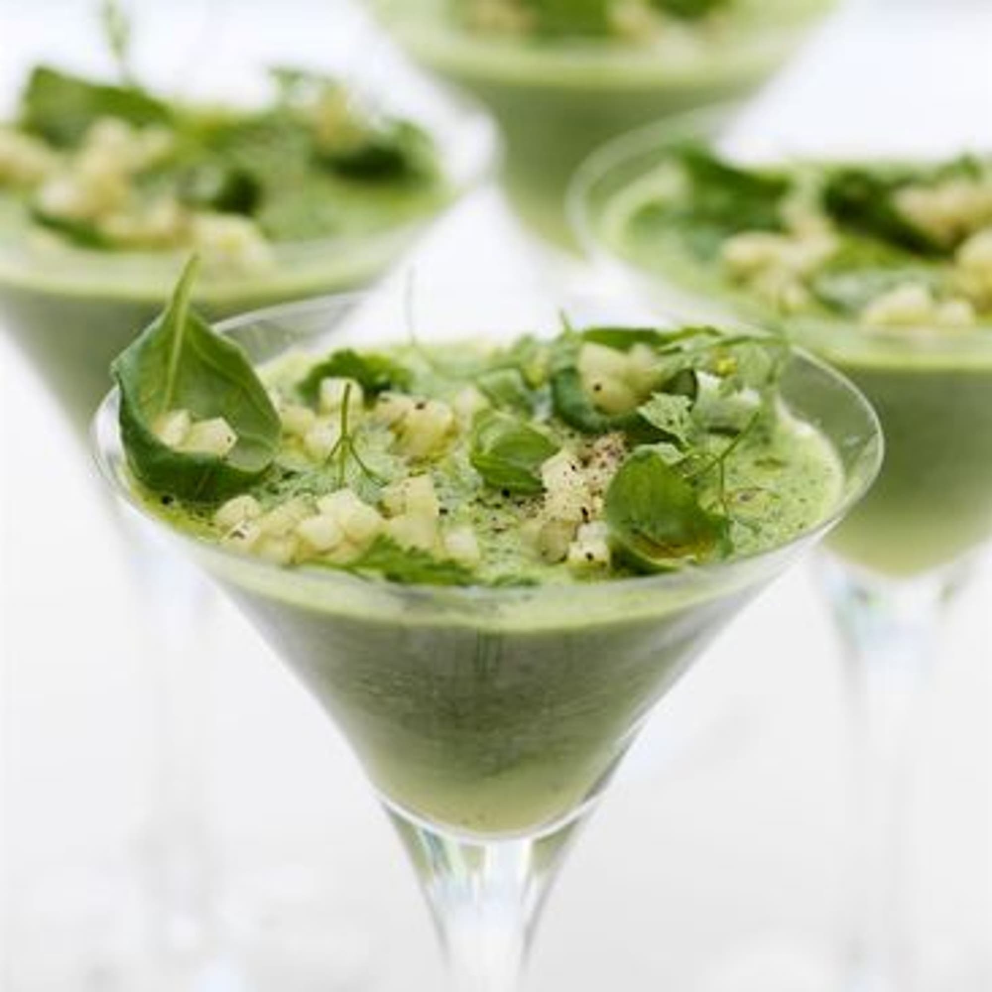 Örtgazpacho med olivolja och gurka