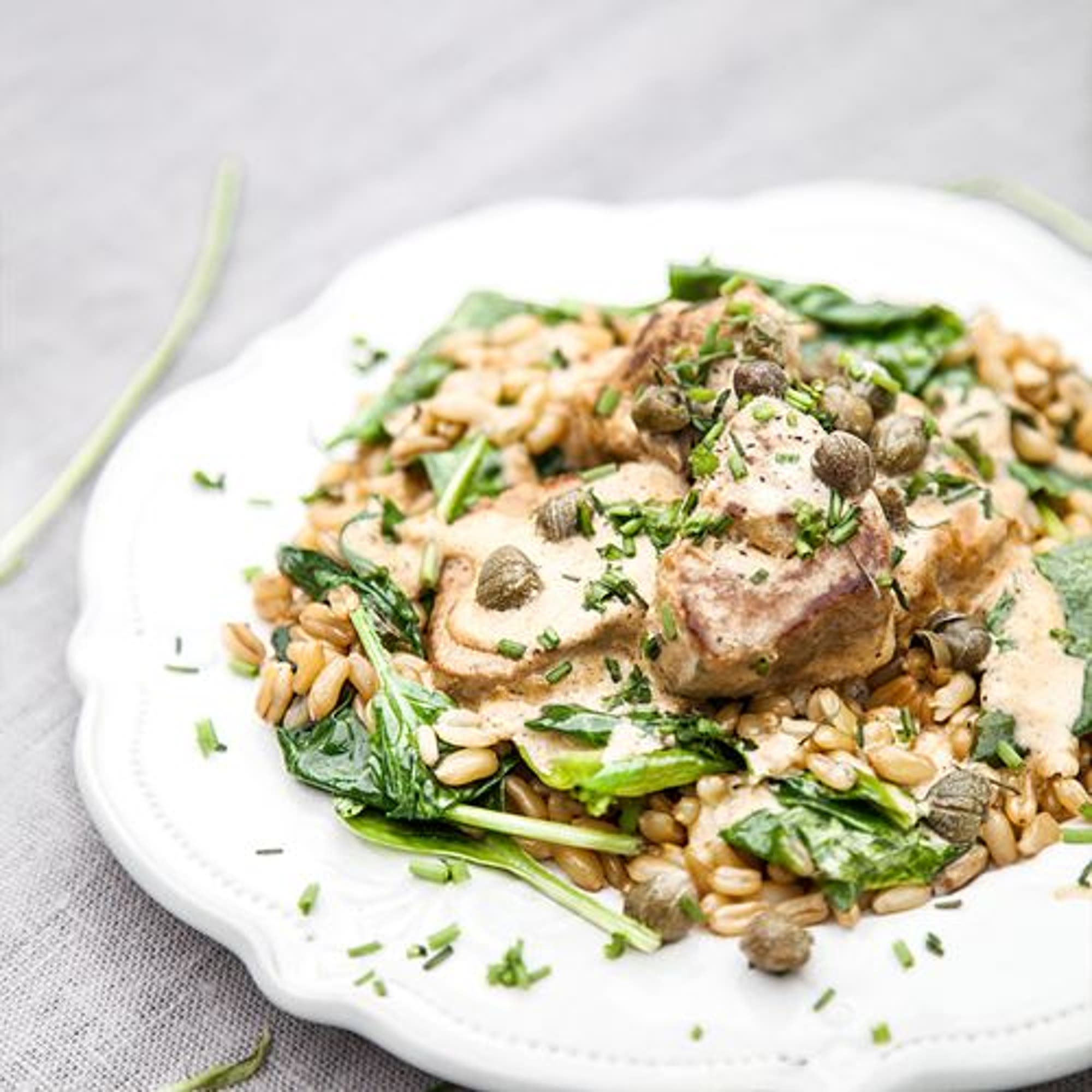 Fläskfilé i senapssås med dinkel och spenat