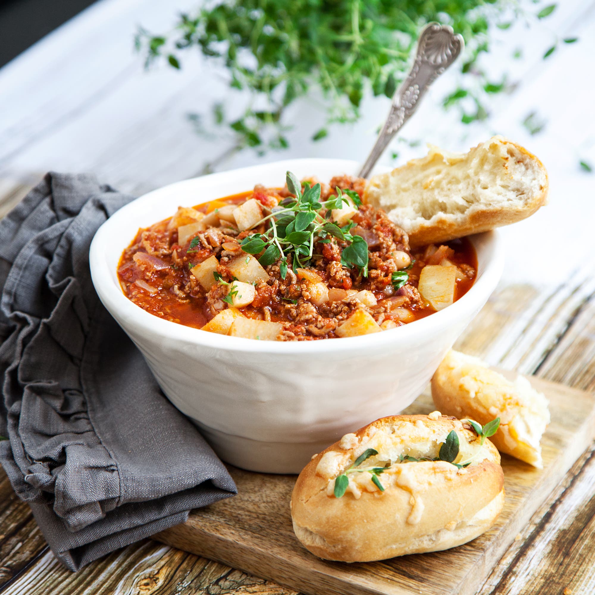 Tinas chili con carne med rotfrukter och ostbröd