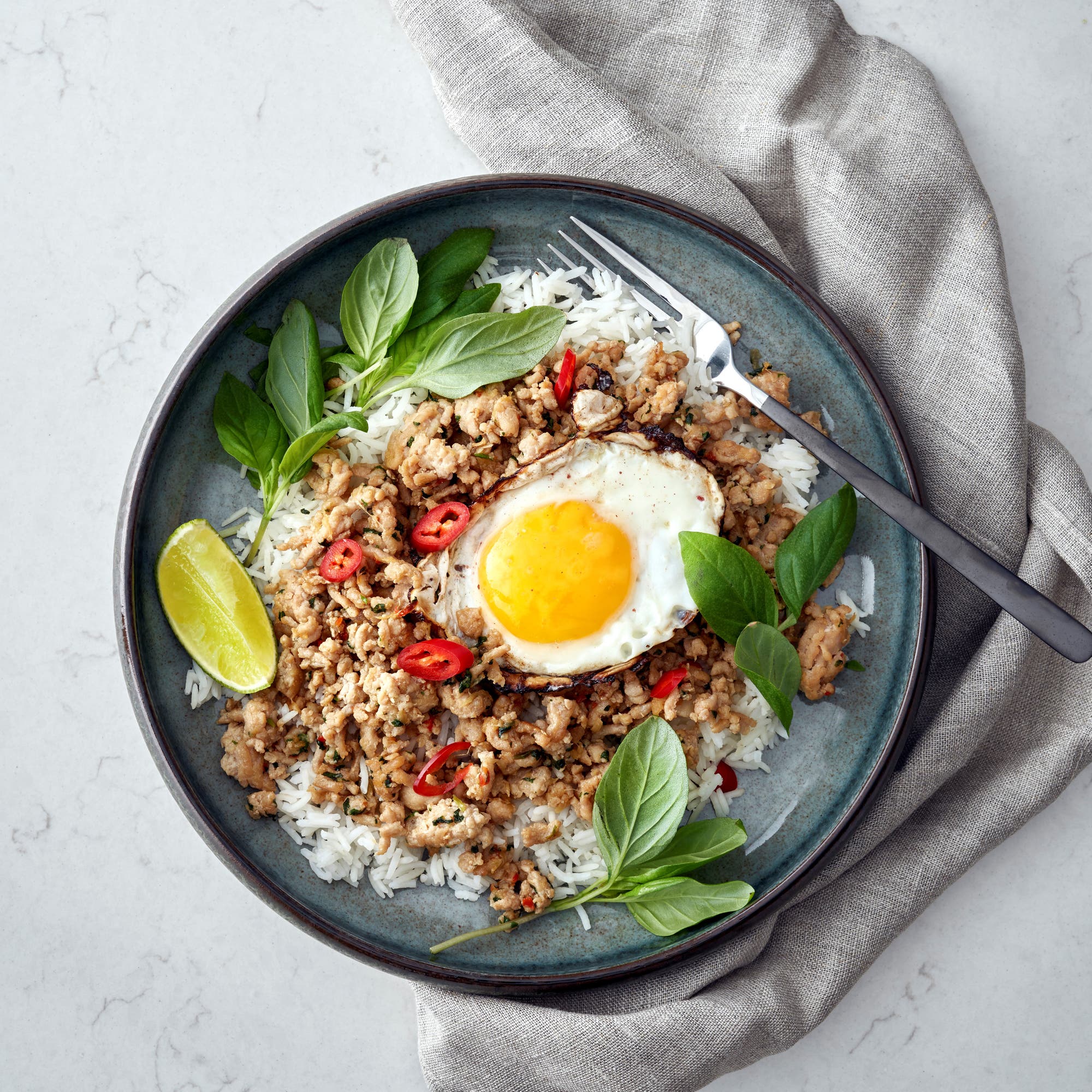 Kycklingfräs med thaibasilika