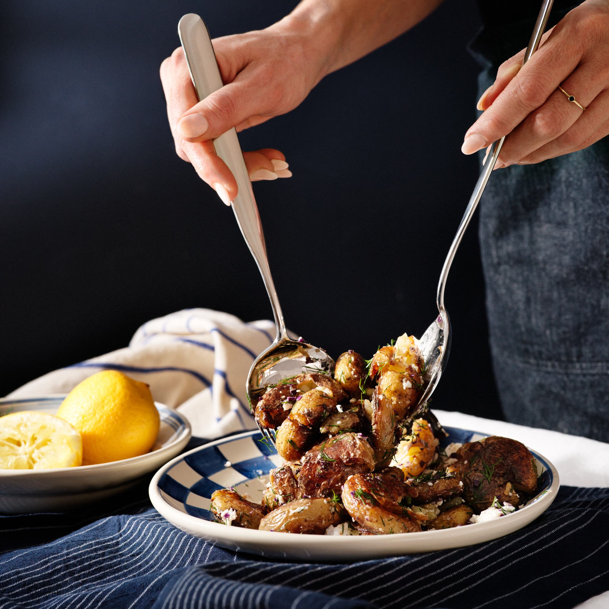 Grillad smashed potatis med dill och citron