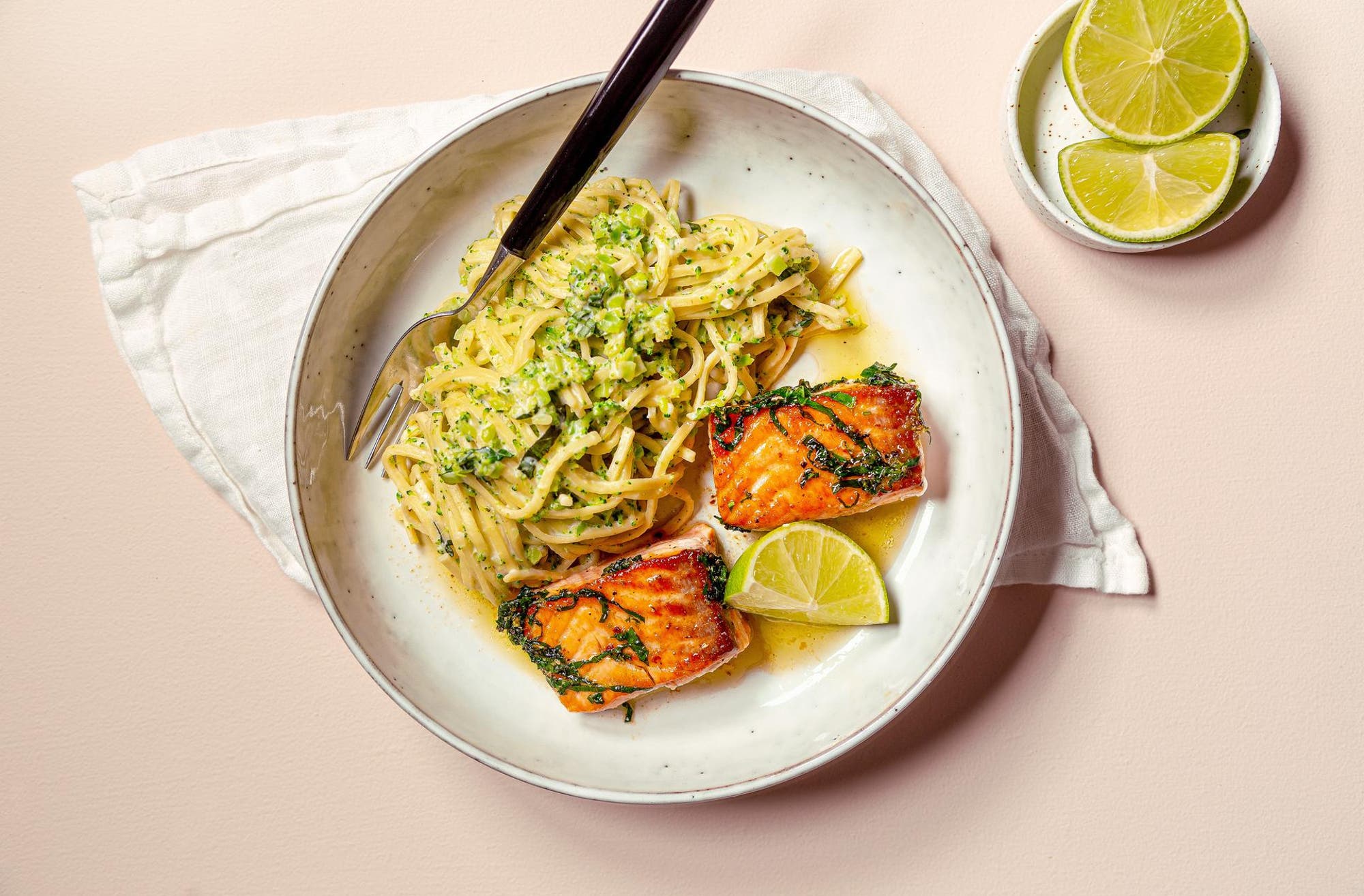 Lax med basilika och krämig broccolipasta