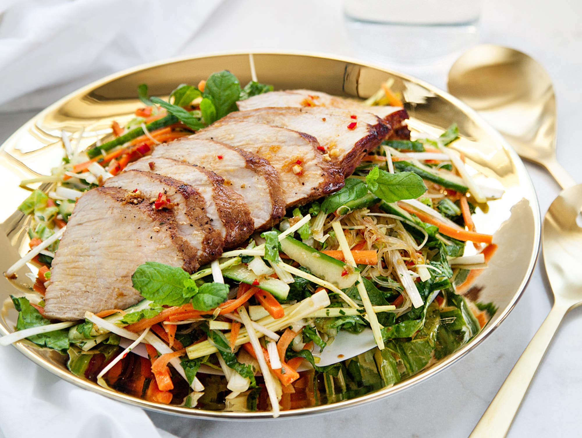 Asiatisk glasnudelsallad med marinerad fläskytterfilé