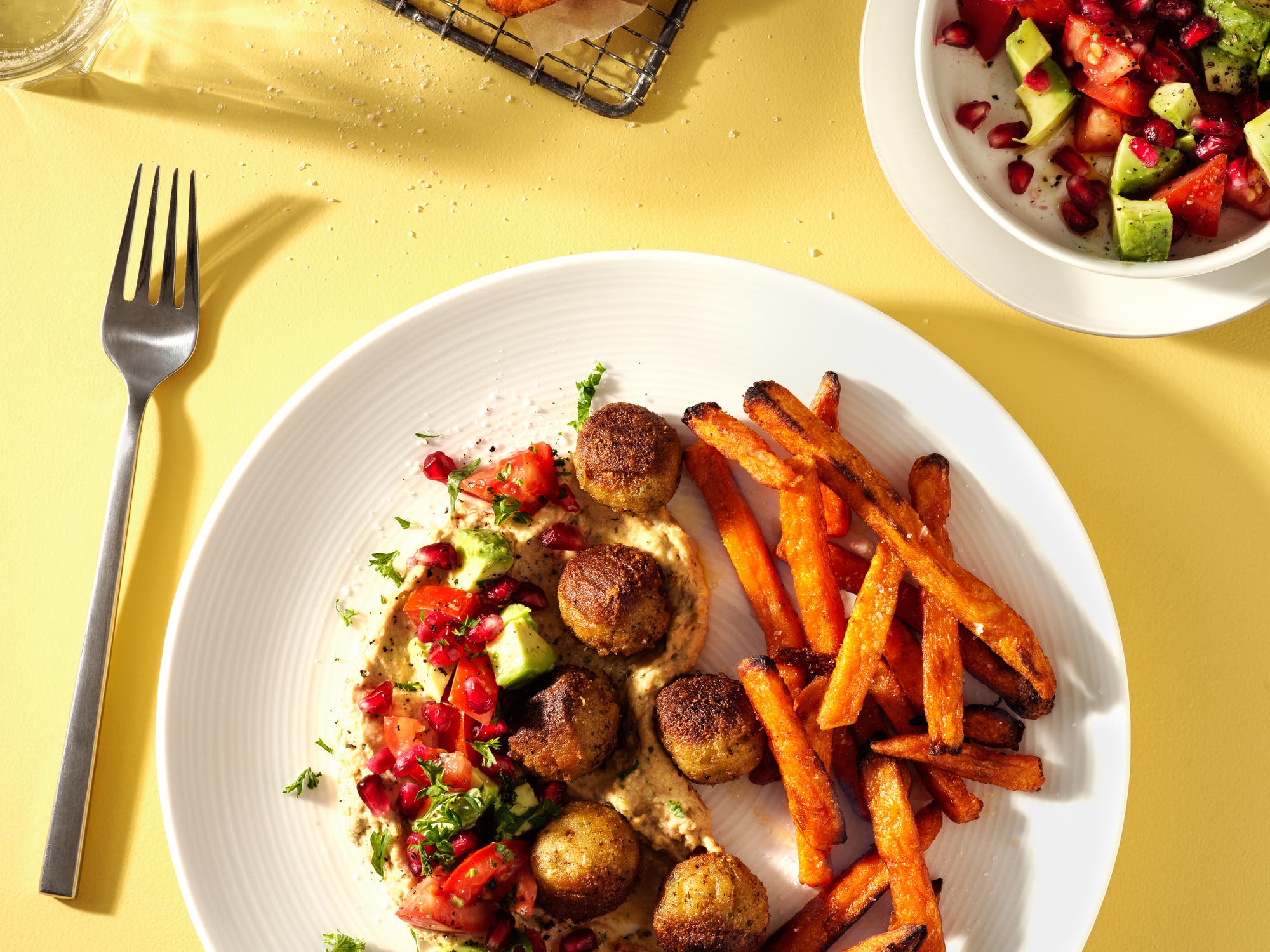 Sötpotatispommes med falafel, hummus och granatäppelsallad