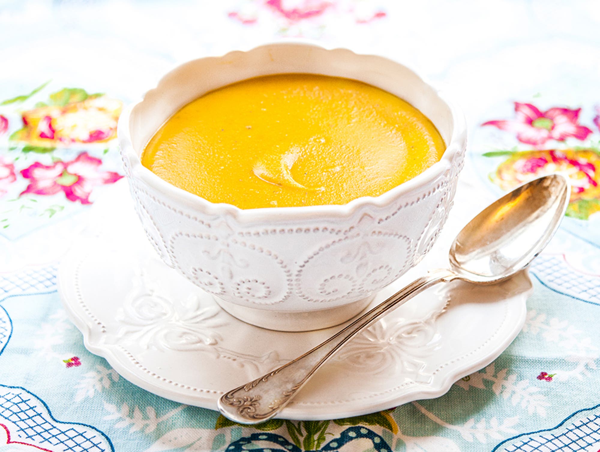 Linssoppa med curry och saffran