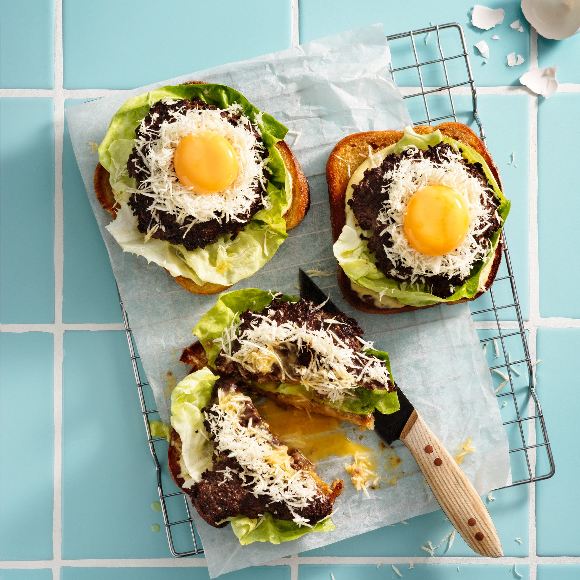 Bookmaker toast på smashade färsbiffar