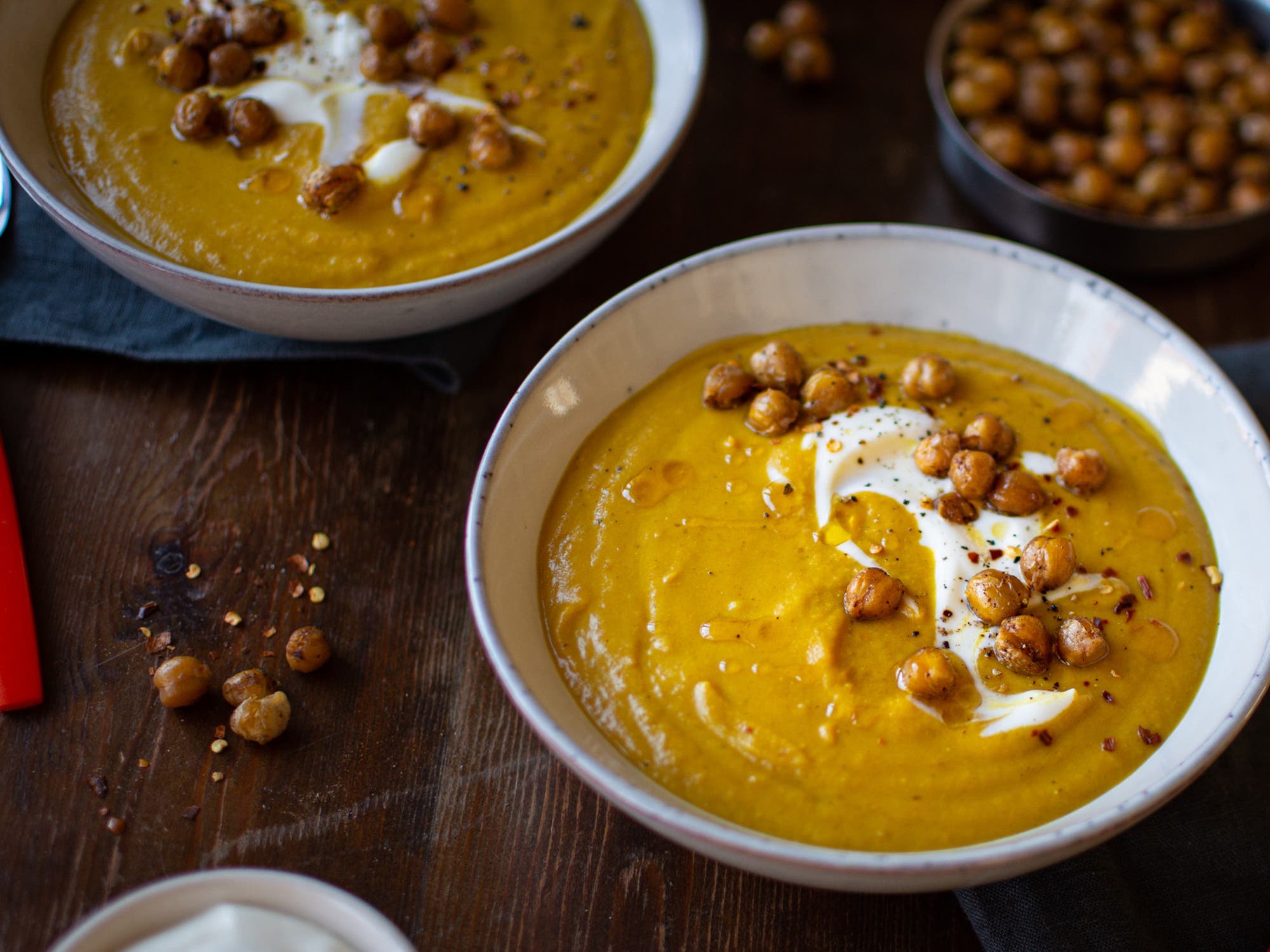 Morotssoppa med linser, curry och ugnsrostade kikärter