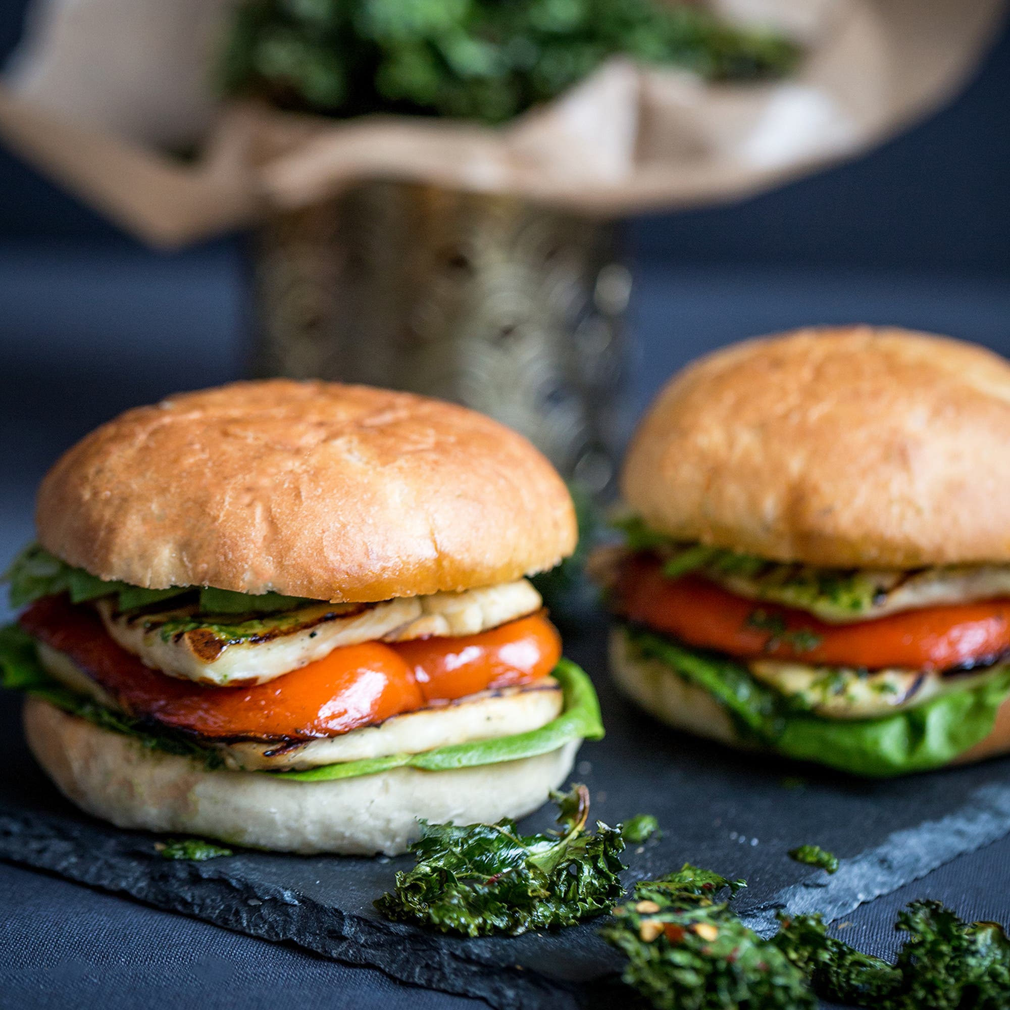 Halloumiburgare med grillad paprika, avokado, salsa verde och grönkålschips