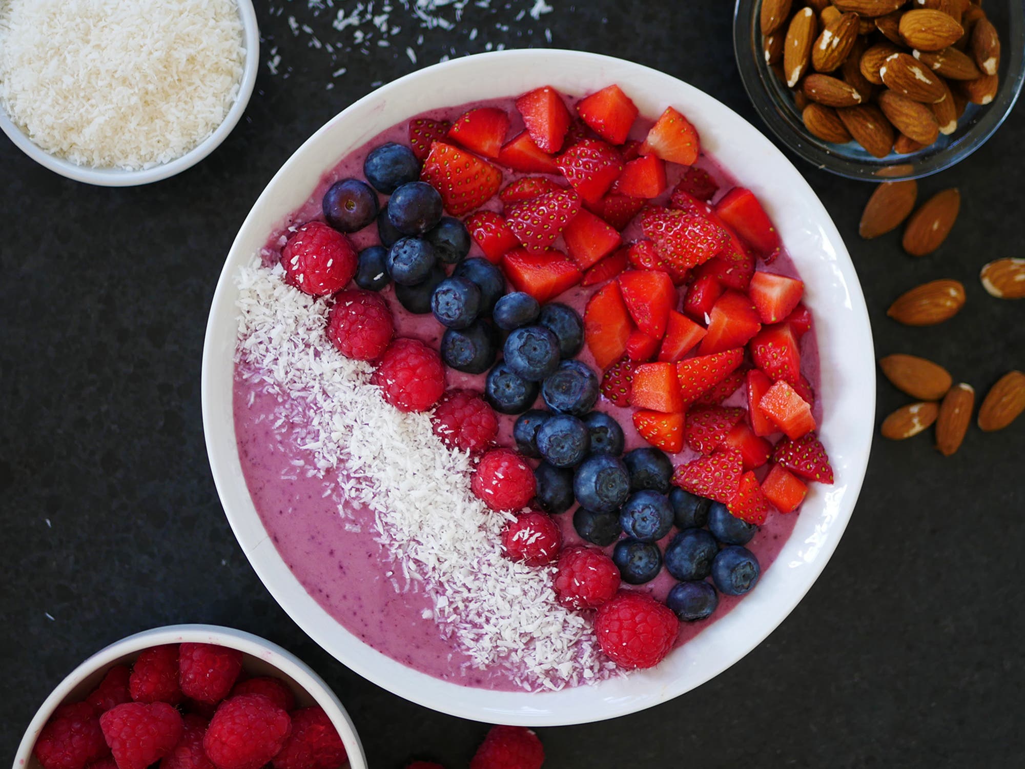 Smoothie-bowl med Verum® Filmjölk, äpple, hallon och kokos