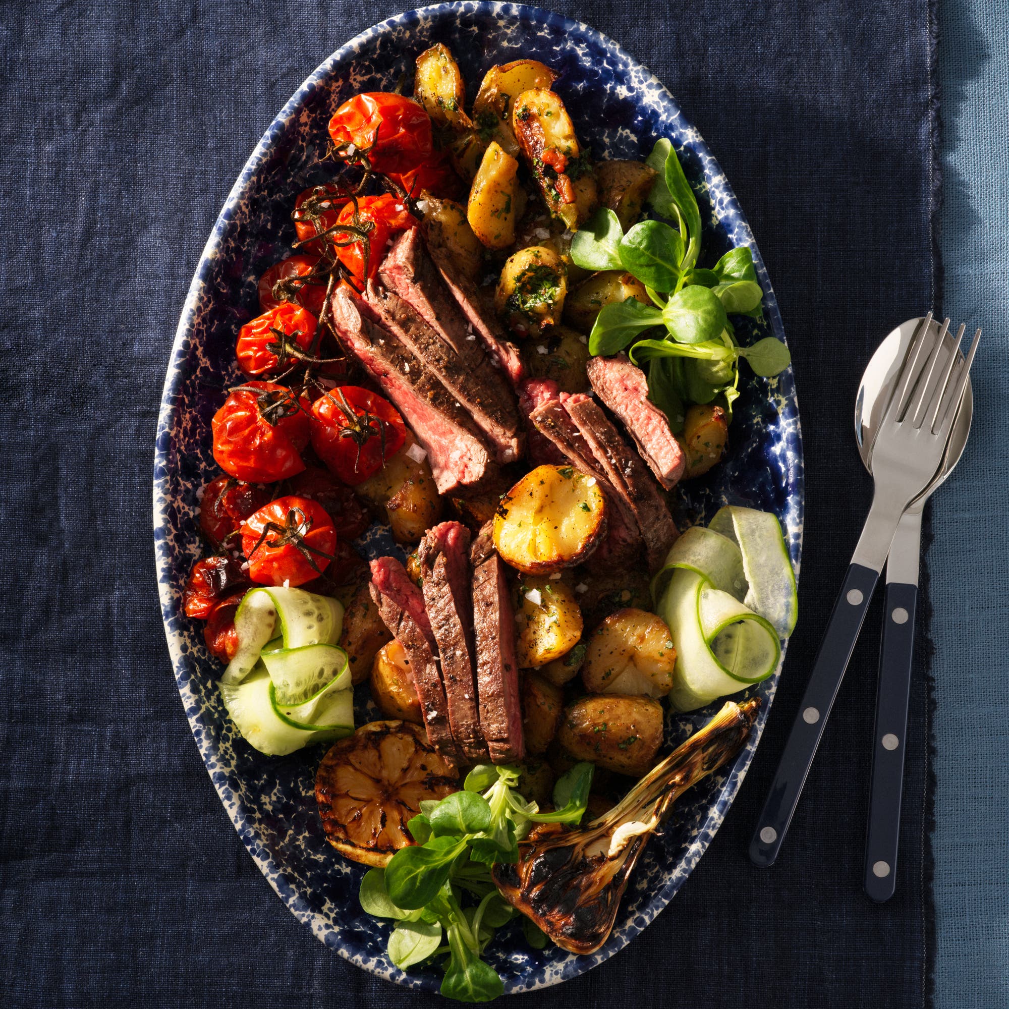 Grillad flankstek med krispig örtpotatis