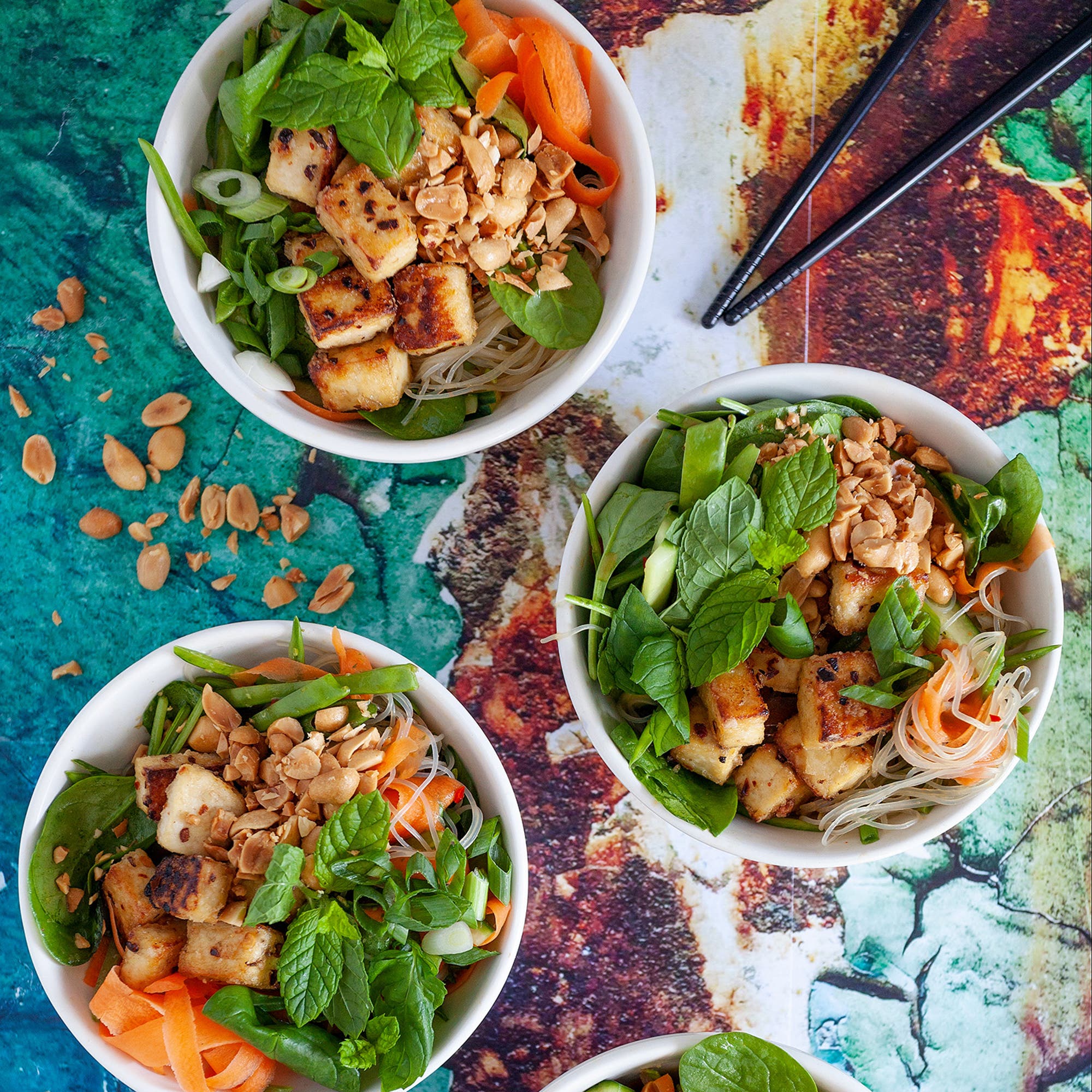 Asiatisk nudelsallad med krispig tofu