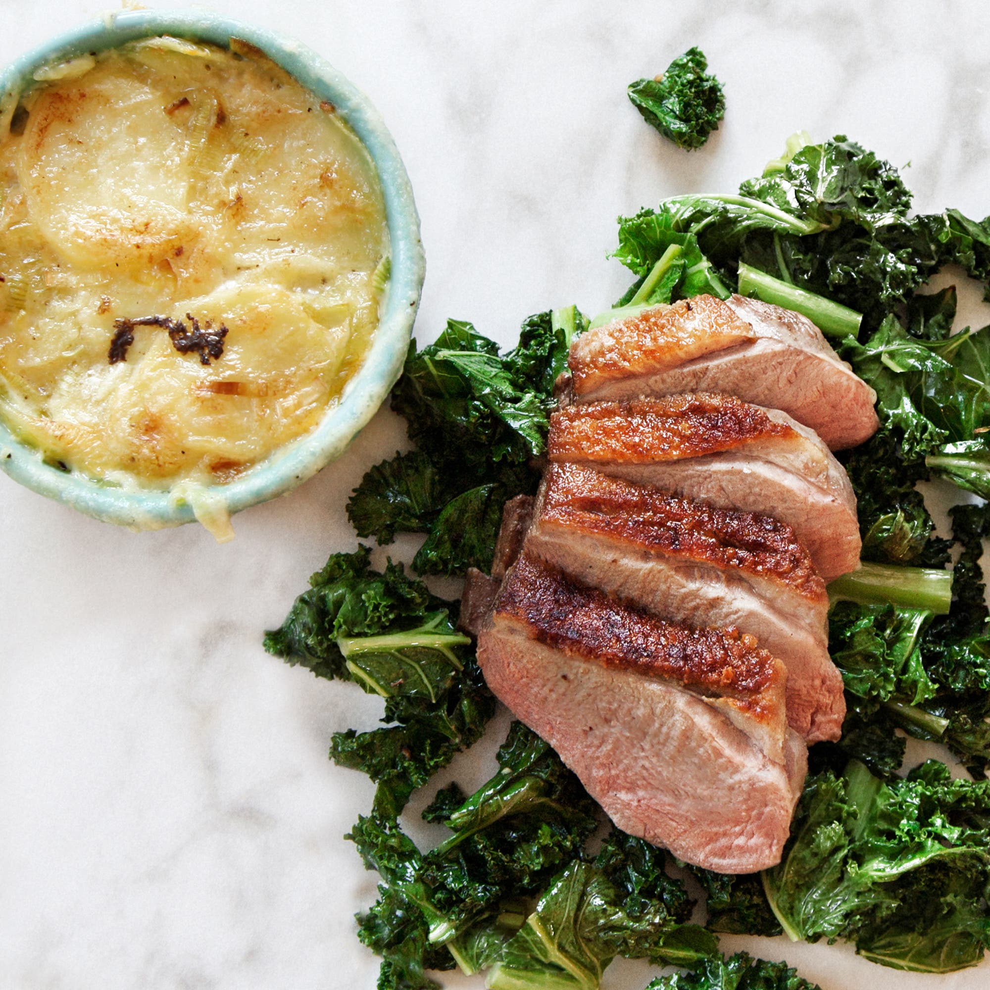 Ankbröst med potatiskaka, apelsinglace och smörstekt grönkål