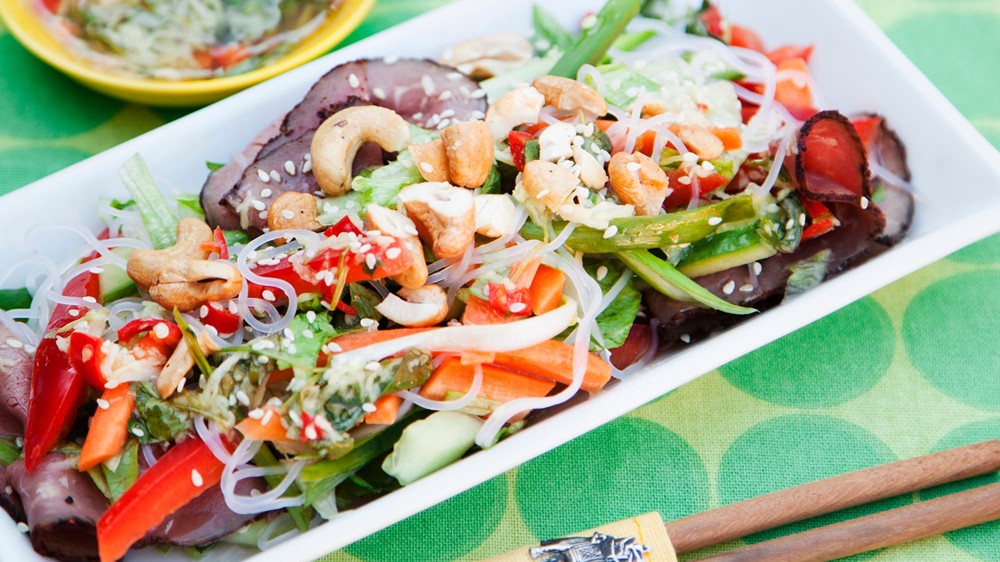 Vietnamesisk glasnudelsallad med grillad rostbiff