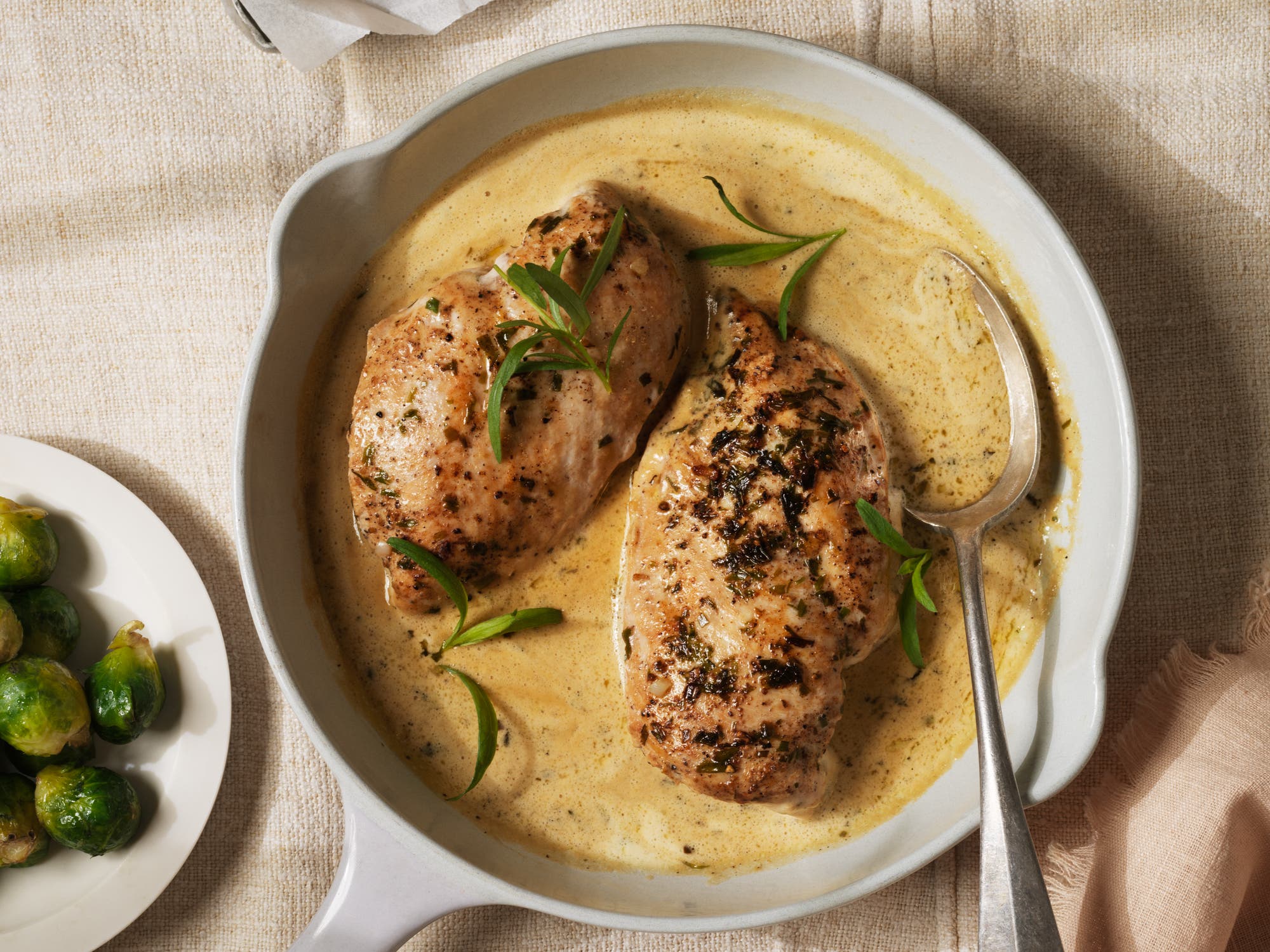 Krämig dragonkyckling med klyftpotatis och brysselkål