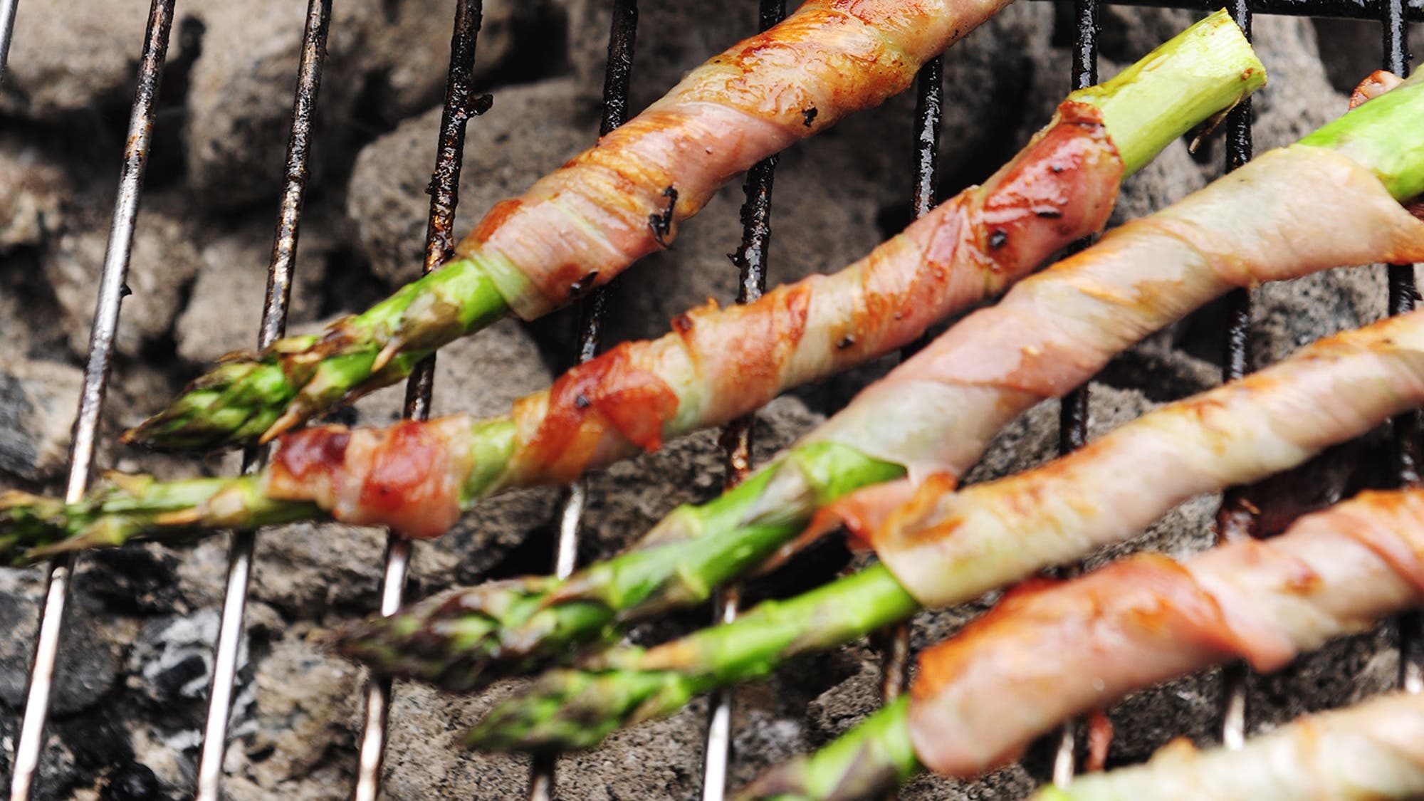Prosciuttolindad sparris på grillen