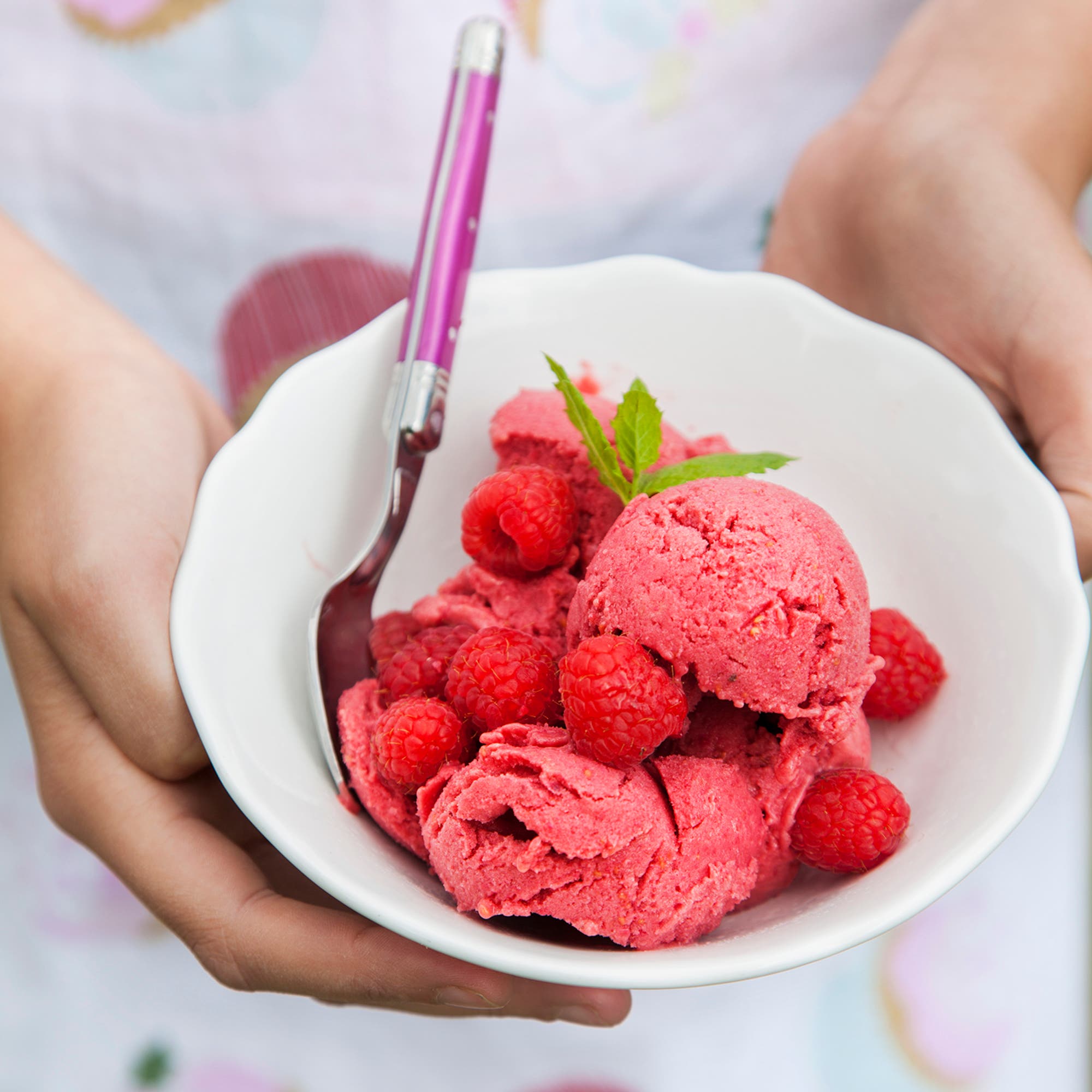 Saras yoghurtglass med mango, hallon och lakrits