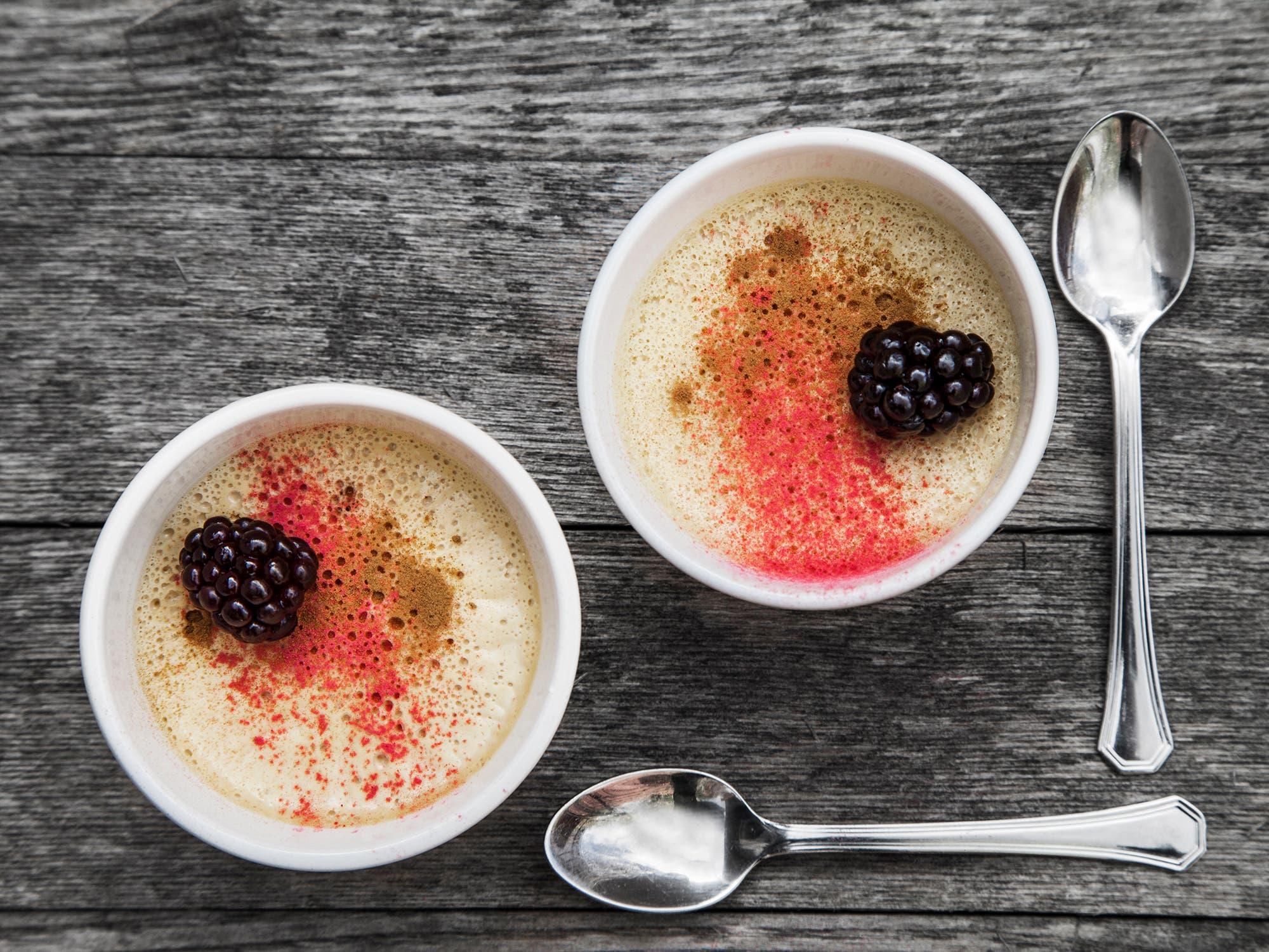 LCHF- Lakritspannacotta med hallonpulver och björnbär