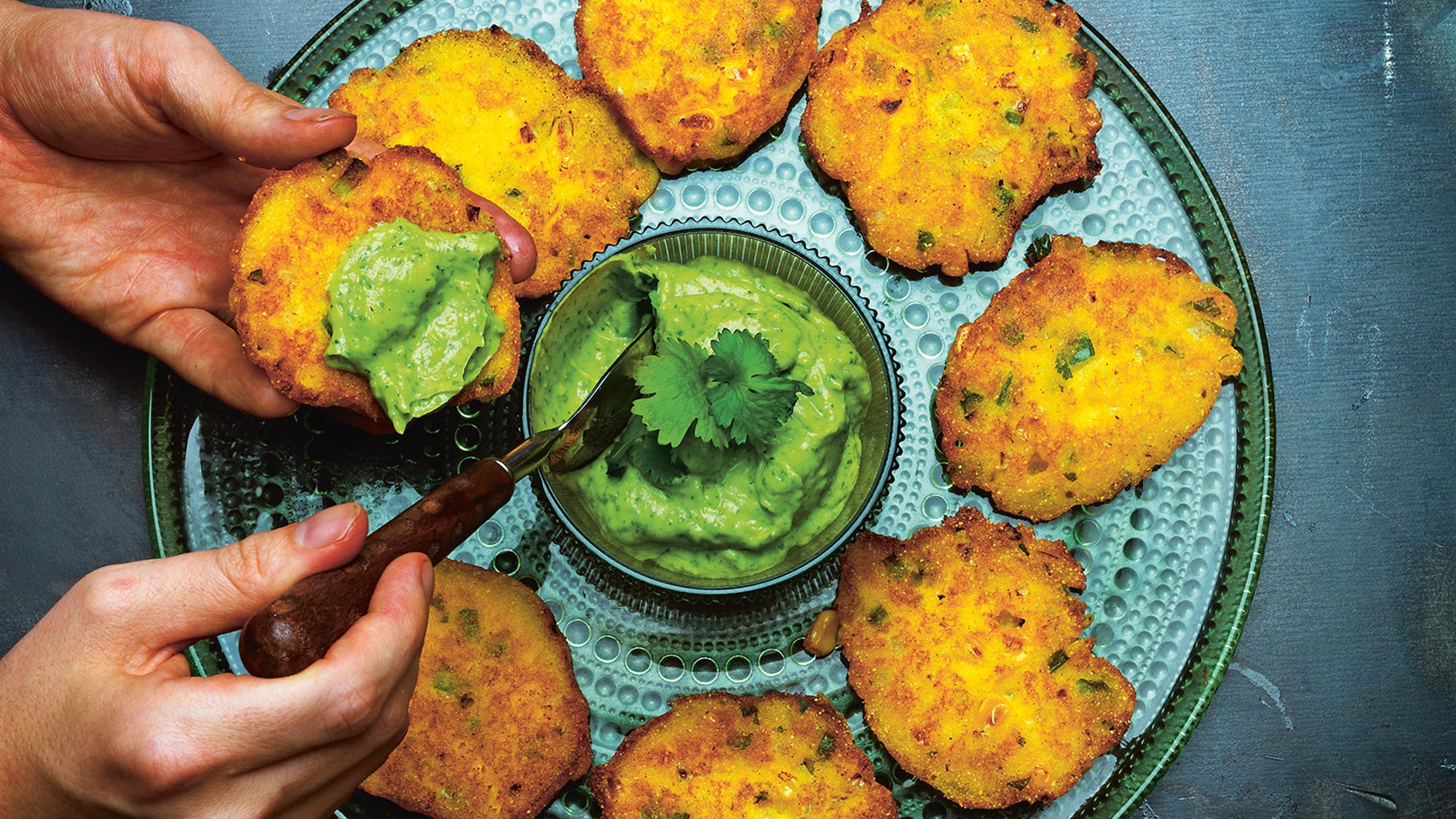 Mattias majsplättar med avokado-chimichurri