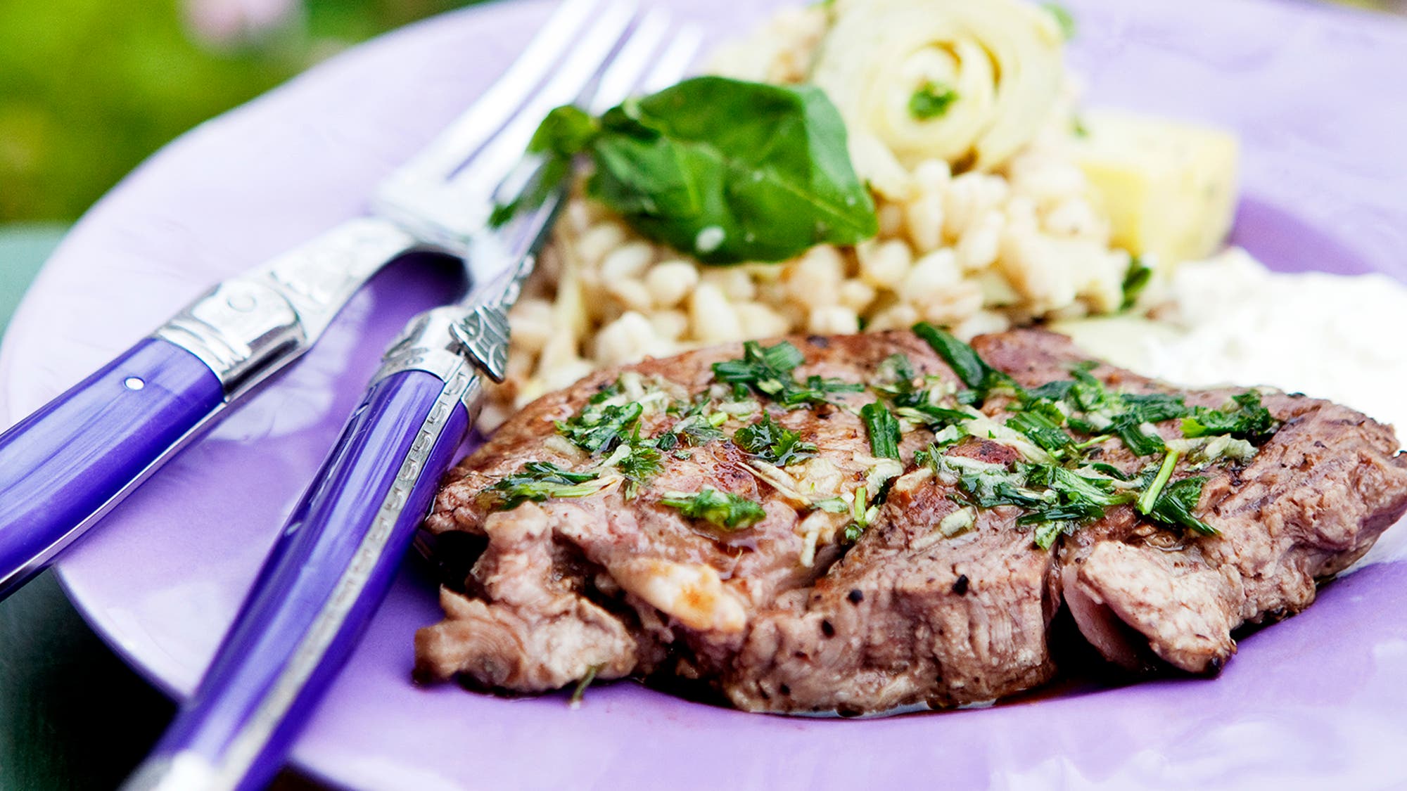Grillad kalventrecôte med bulgursallad och parmesankräm