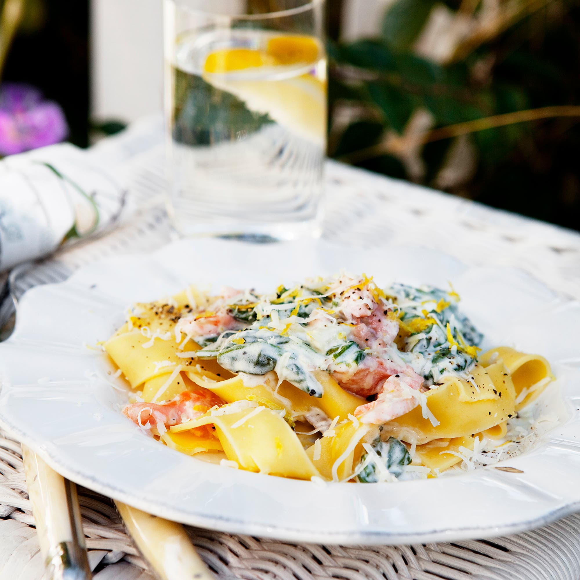 Pasta med kallrökt lax, färskost och spenat