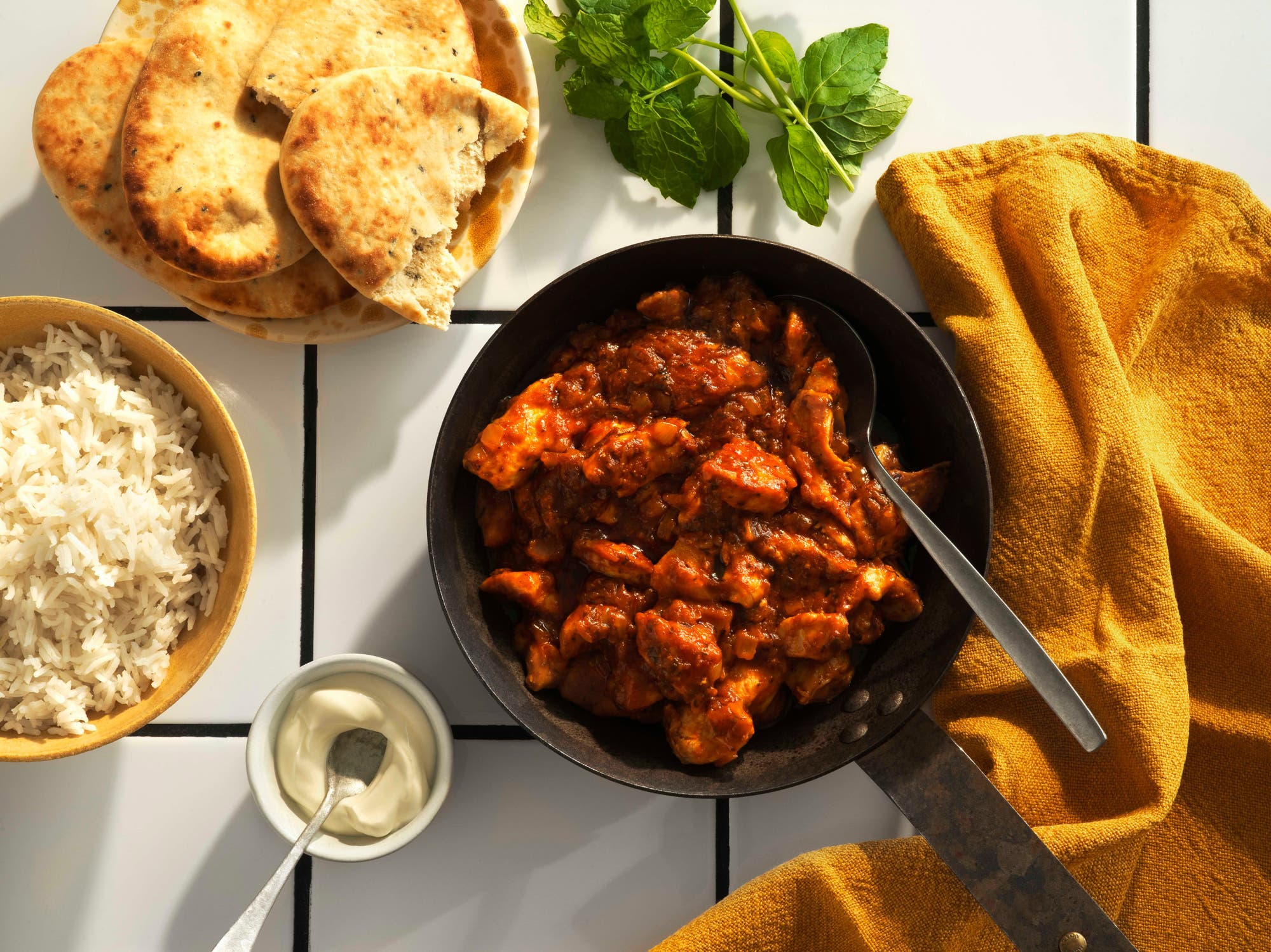 Butter chicken med naanbröd och yoghurt