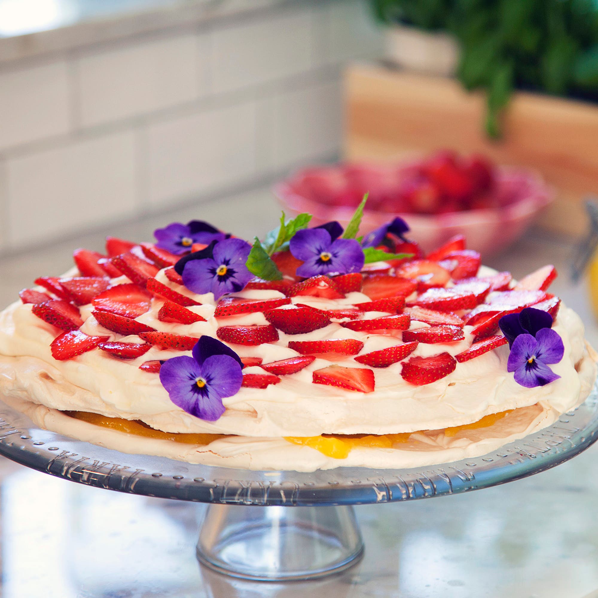 Marängtårta med lemon curd, grädde och jordgubbar