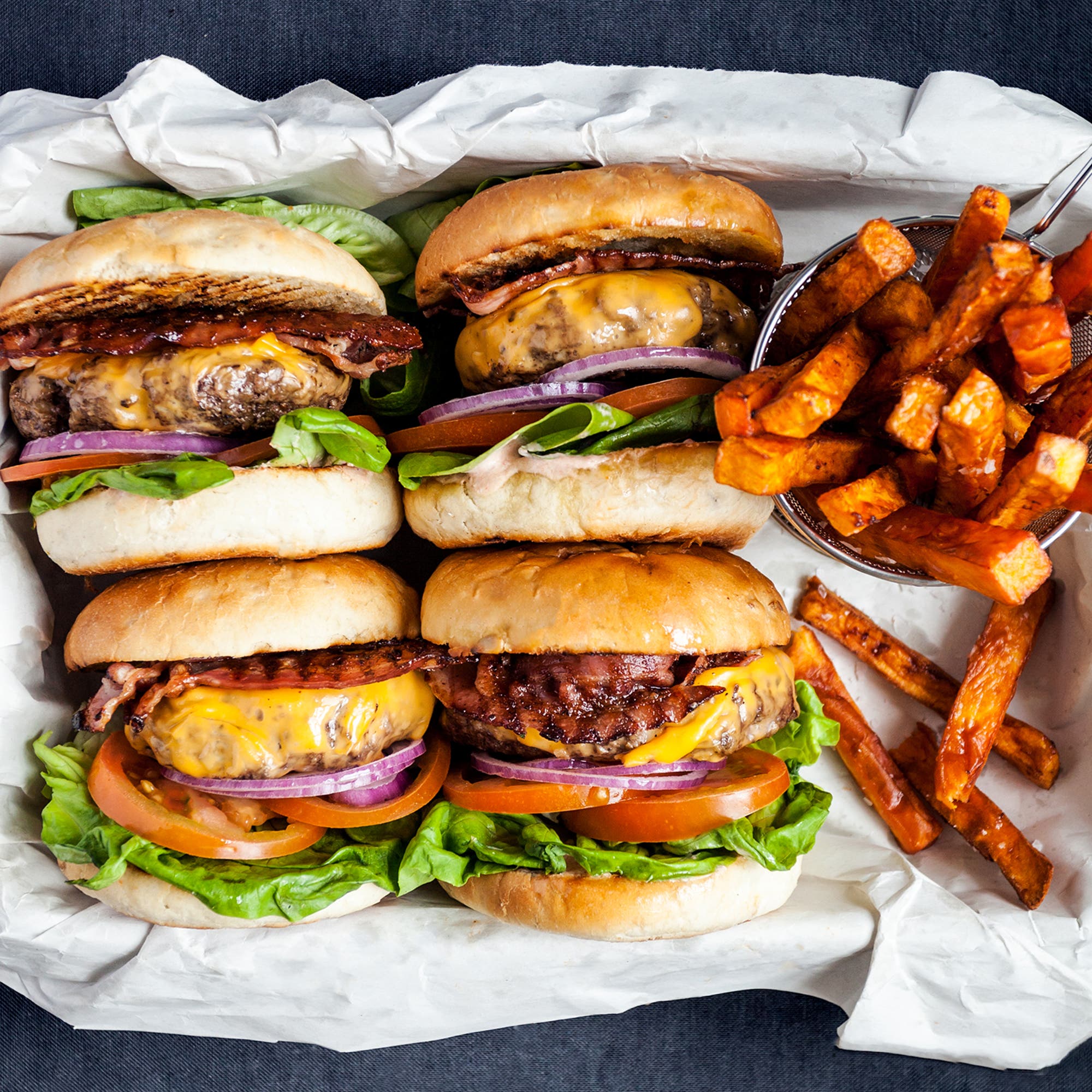 Grillade hamburgare med cheddarost, bacon och sötpotatispommes