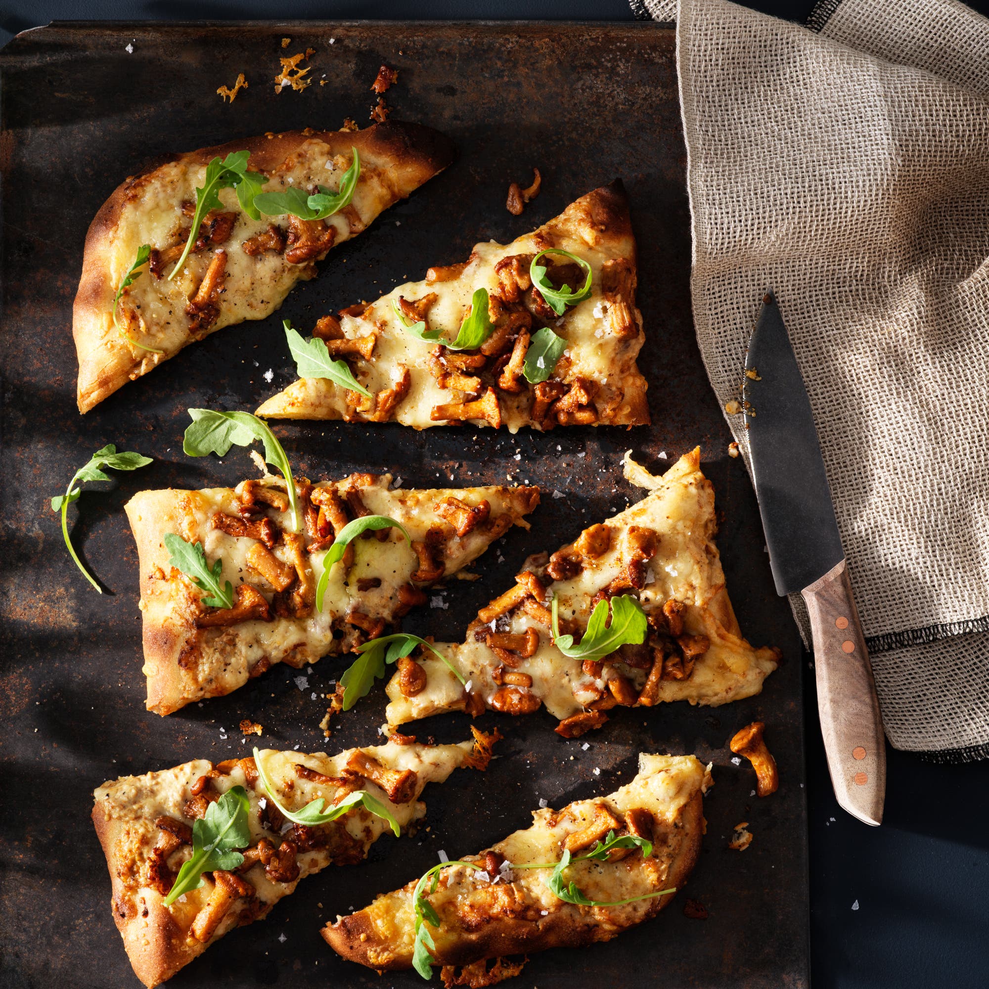 Pinsa med smörstekta kantareller och Västerbottensost