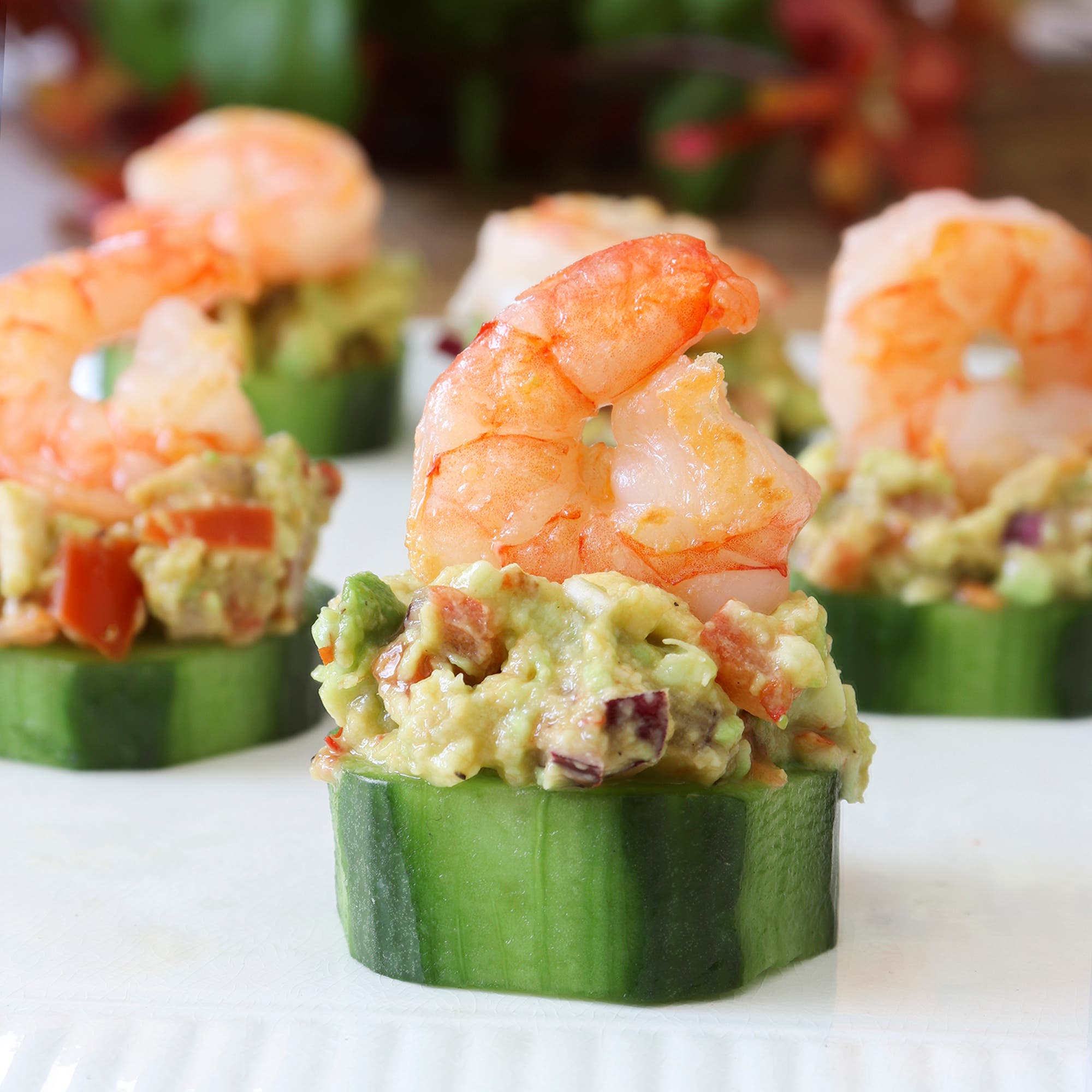 Gurksnittar med guacamole och räkor