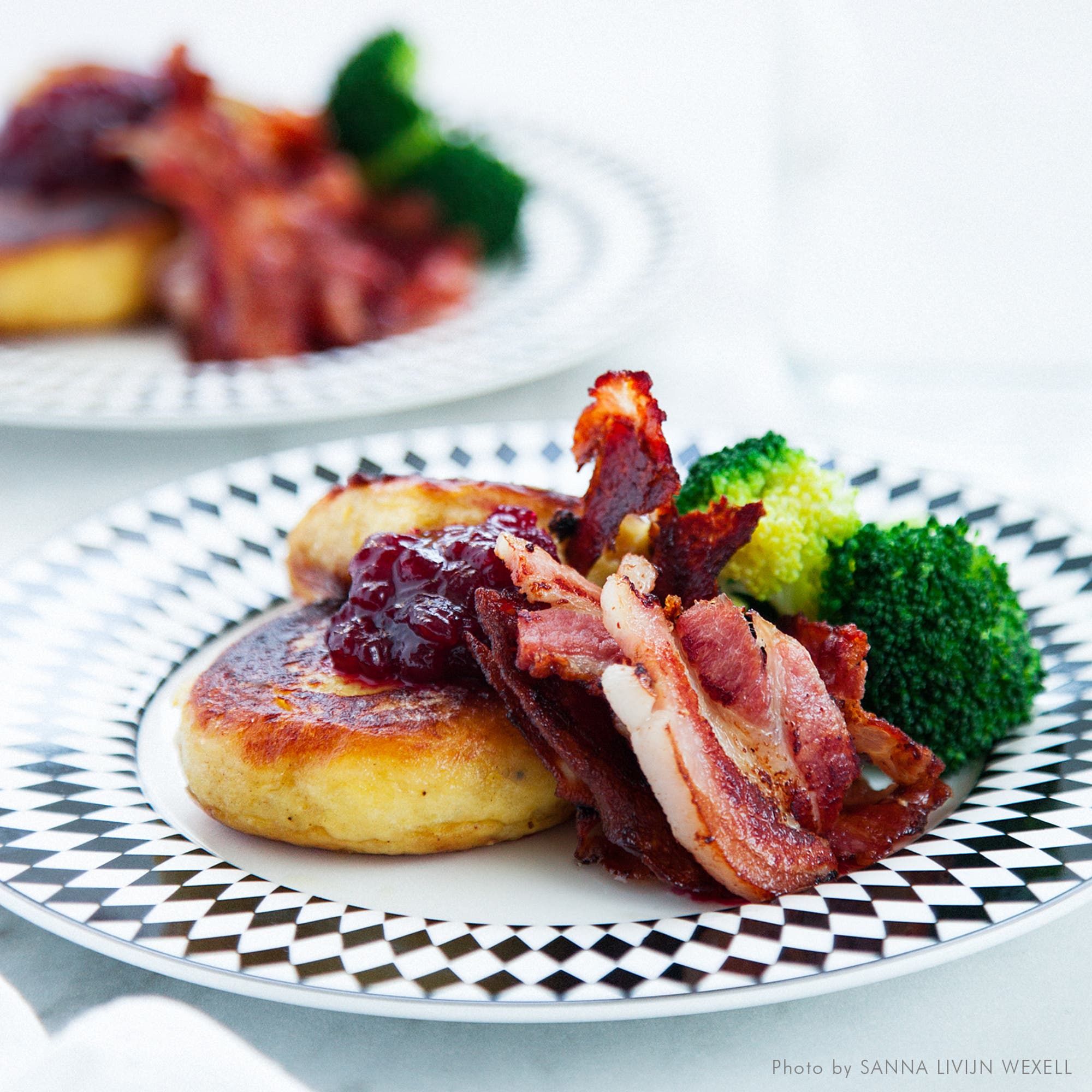 Potatisbullar med stekt bacon och broccoliblommor