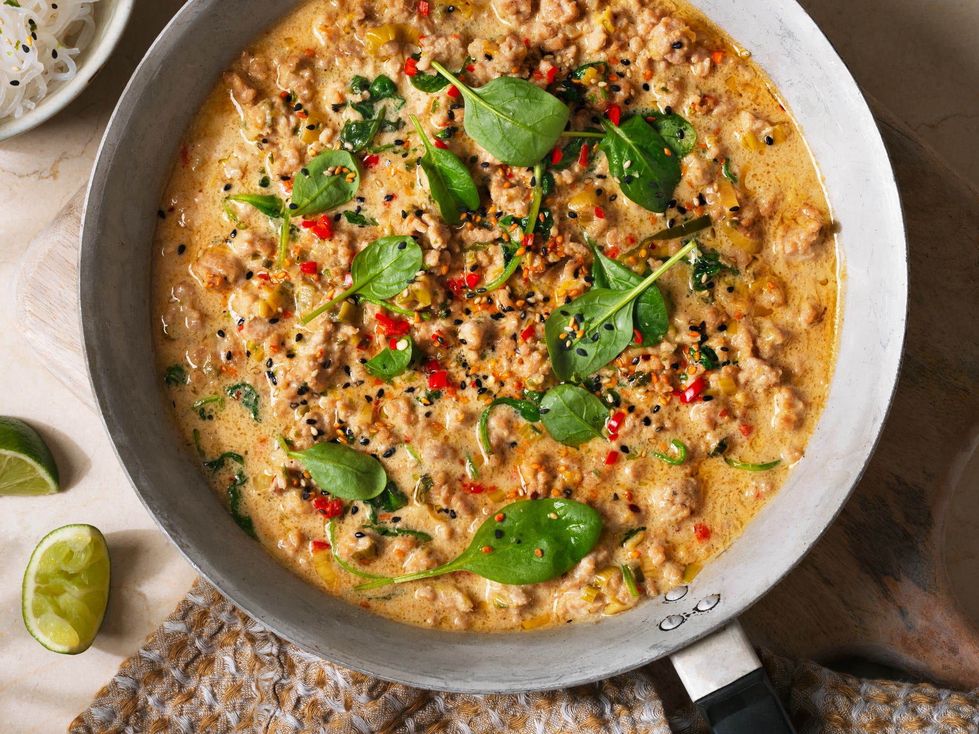 Asiatisk kycklingfärsgryta med shiratakinudlar och lime