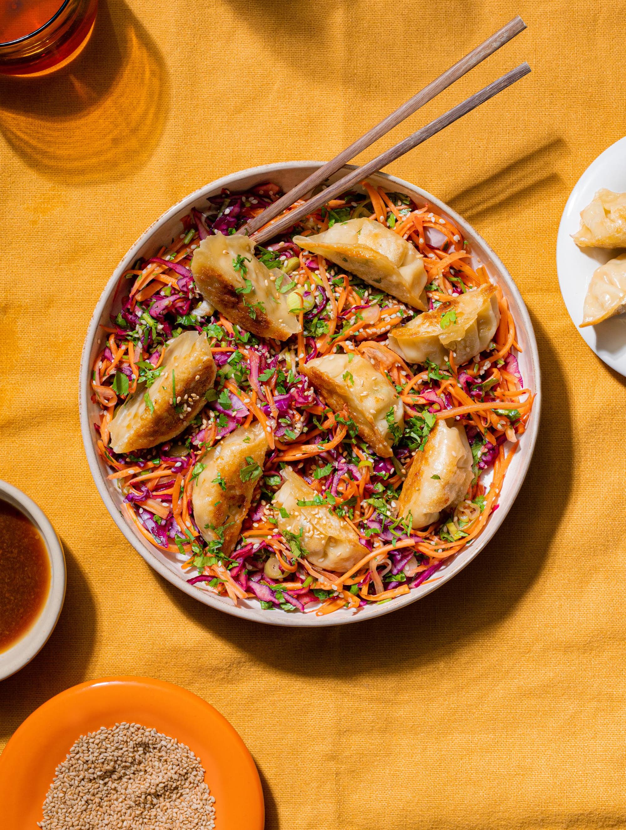 Snabb dumplingssallad med råkost