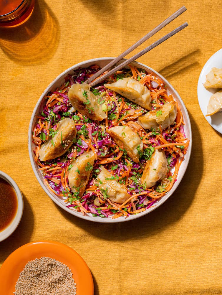 Snabb dumplingssallad med råkost
