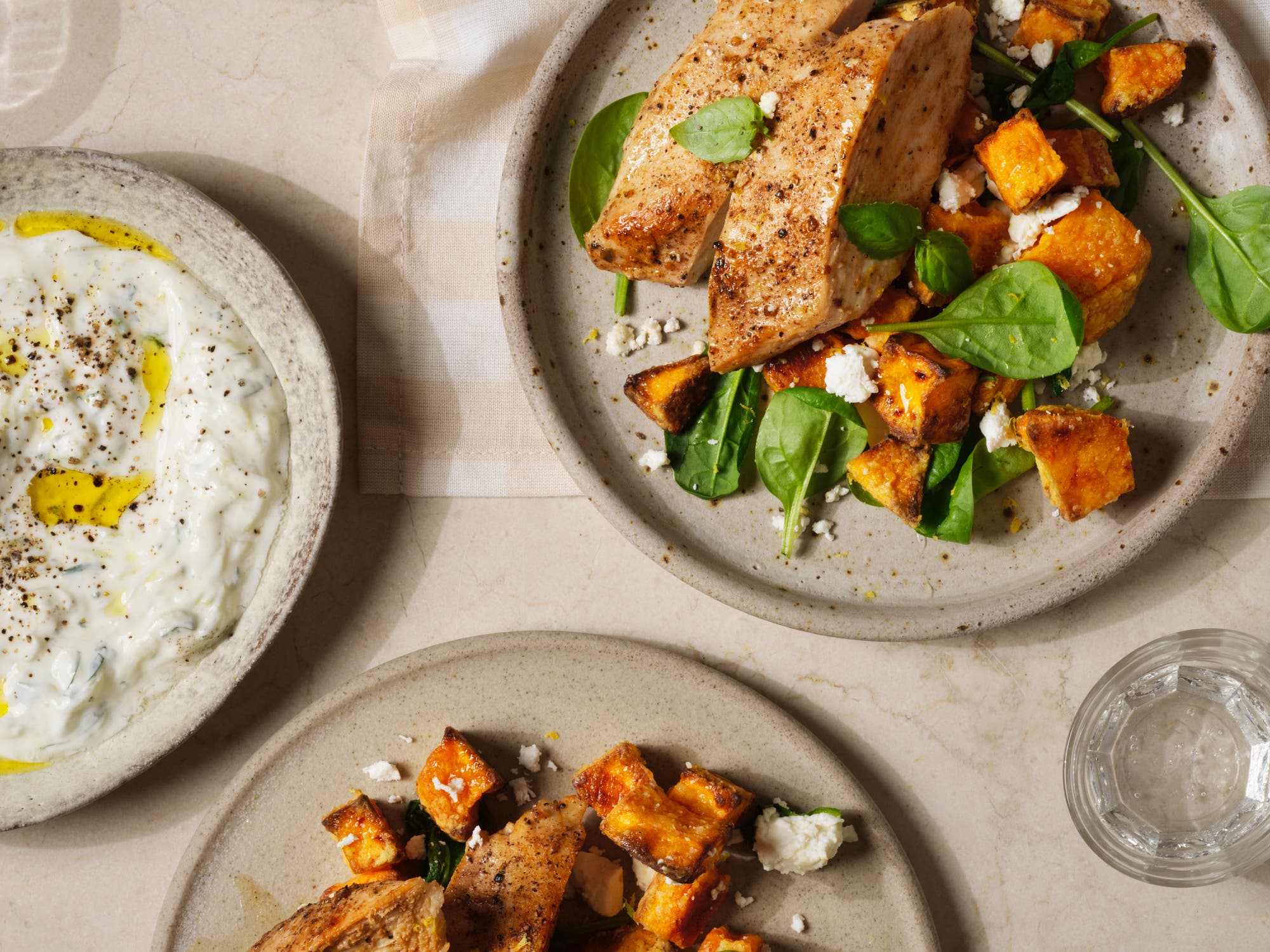 Stekt kyckling med rostad sötpotatis och tzatziki