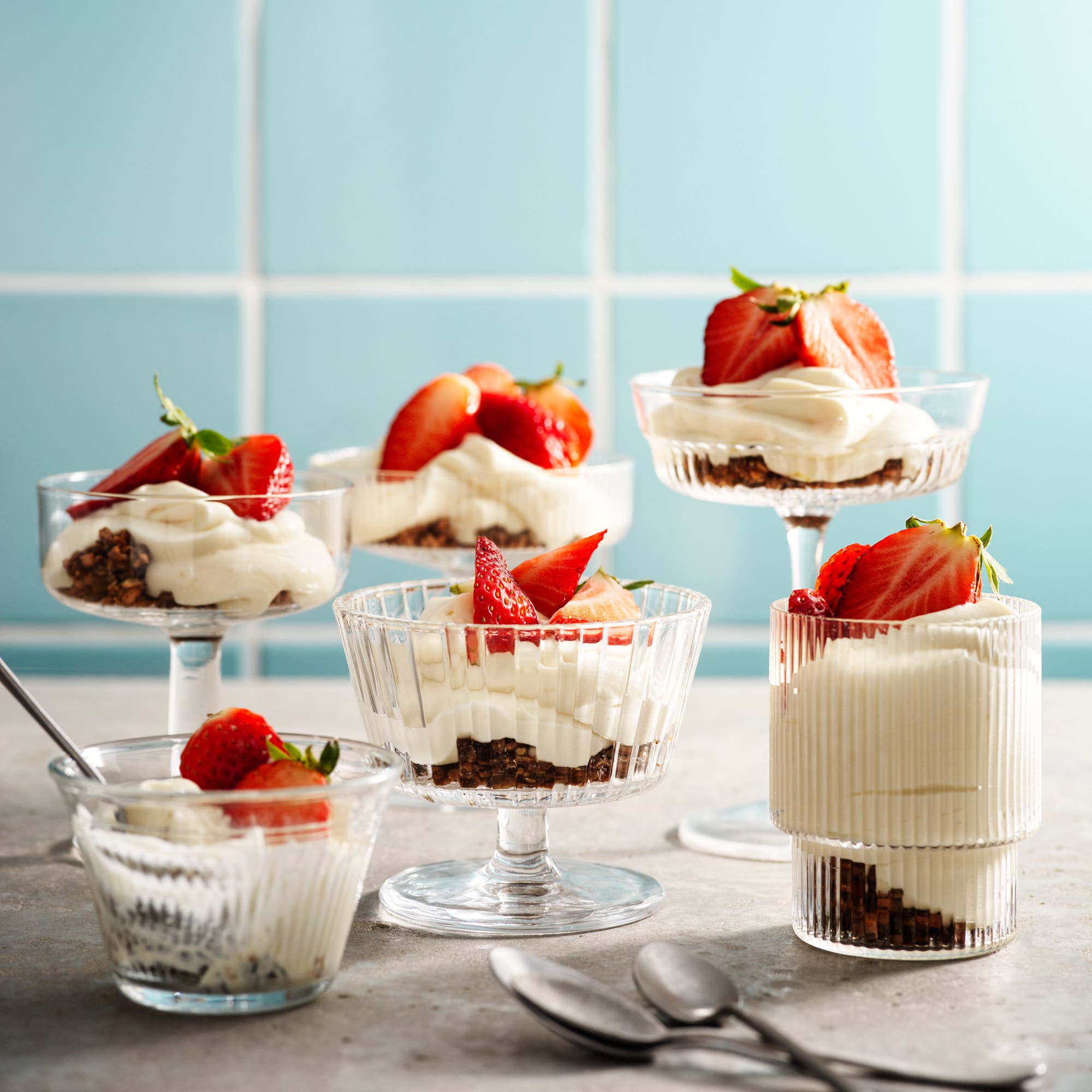 Lemoncurdkräm med jordgubbar och knäckesmul