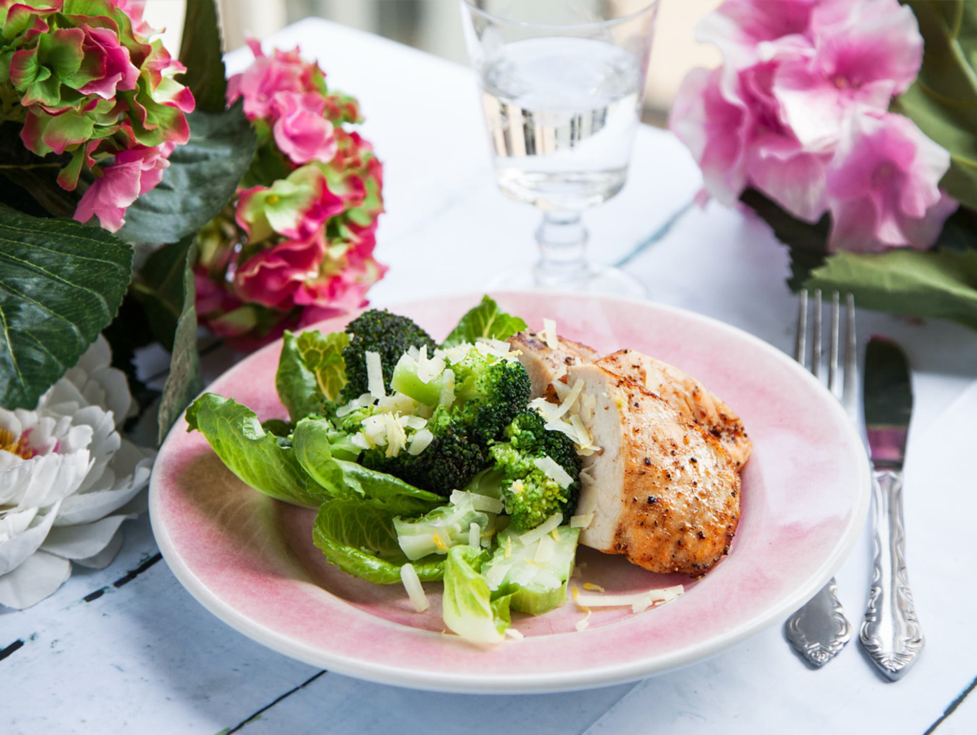 Kyckling med parmesan- och citrondressad broccoli