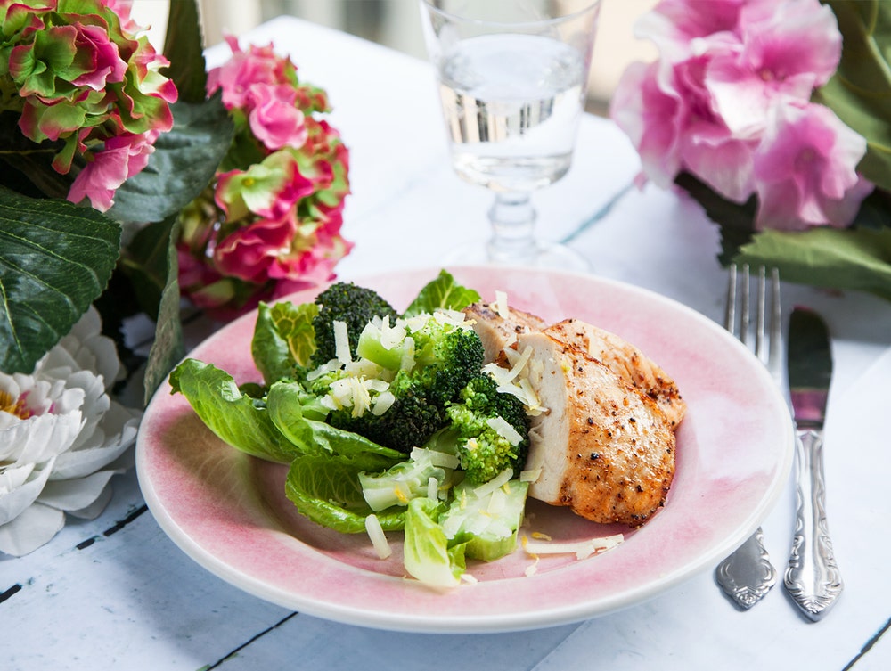 Kyckling med parmesan- och citrondressad broccoli
