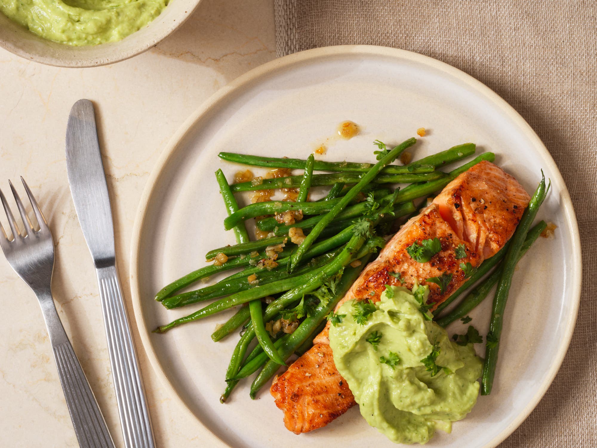 Ugnsbakad lax med avokadokräm och vitlöksstekta haricots verts
