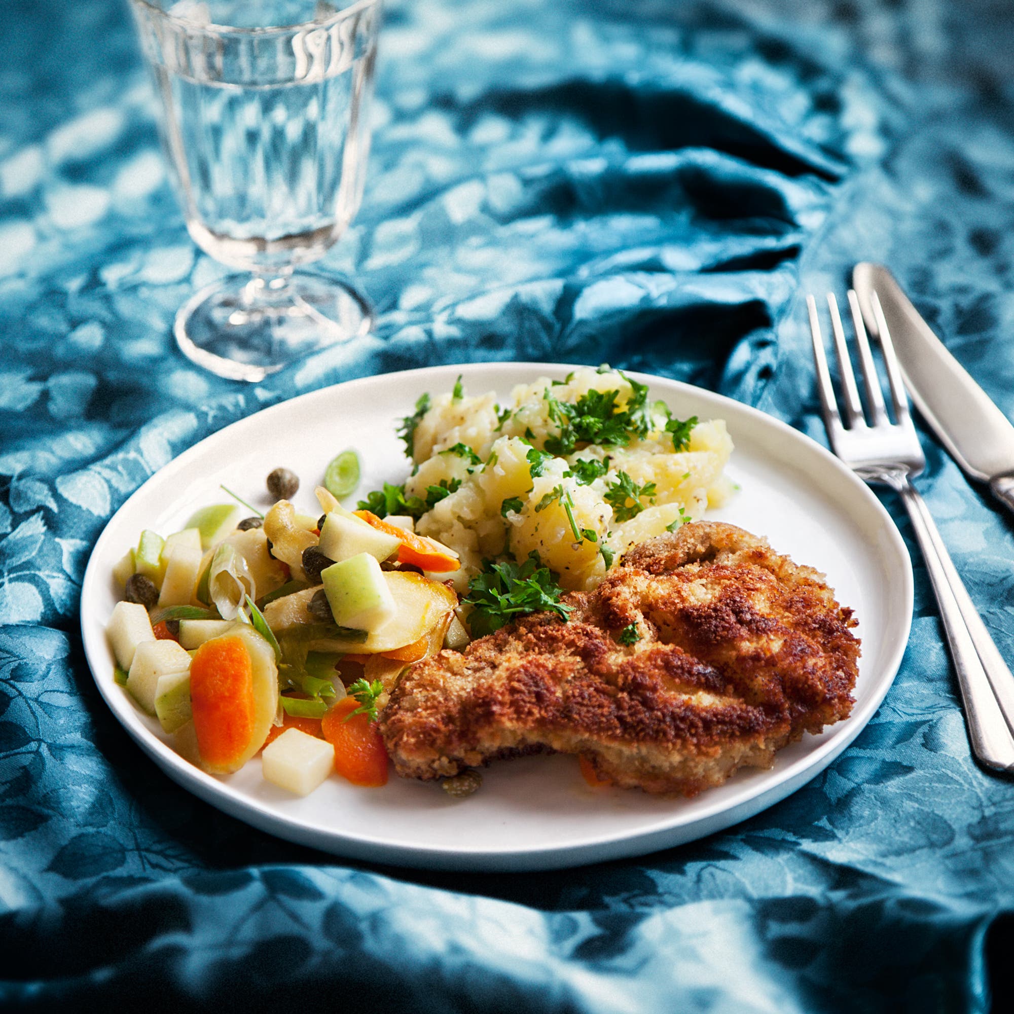 Panerad schnitzel med persiljestompad potatis