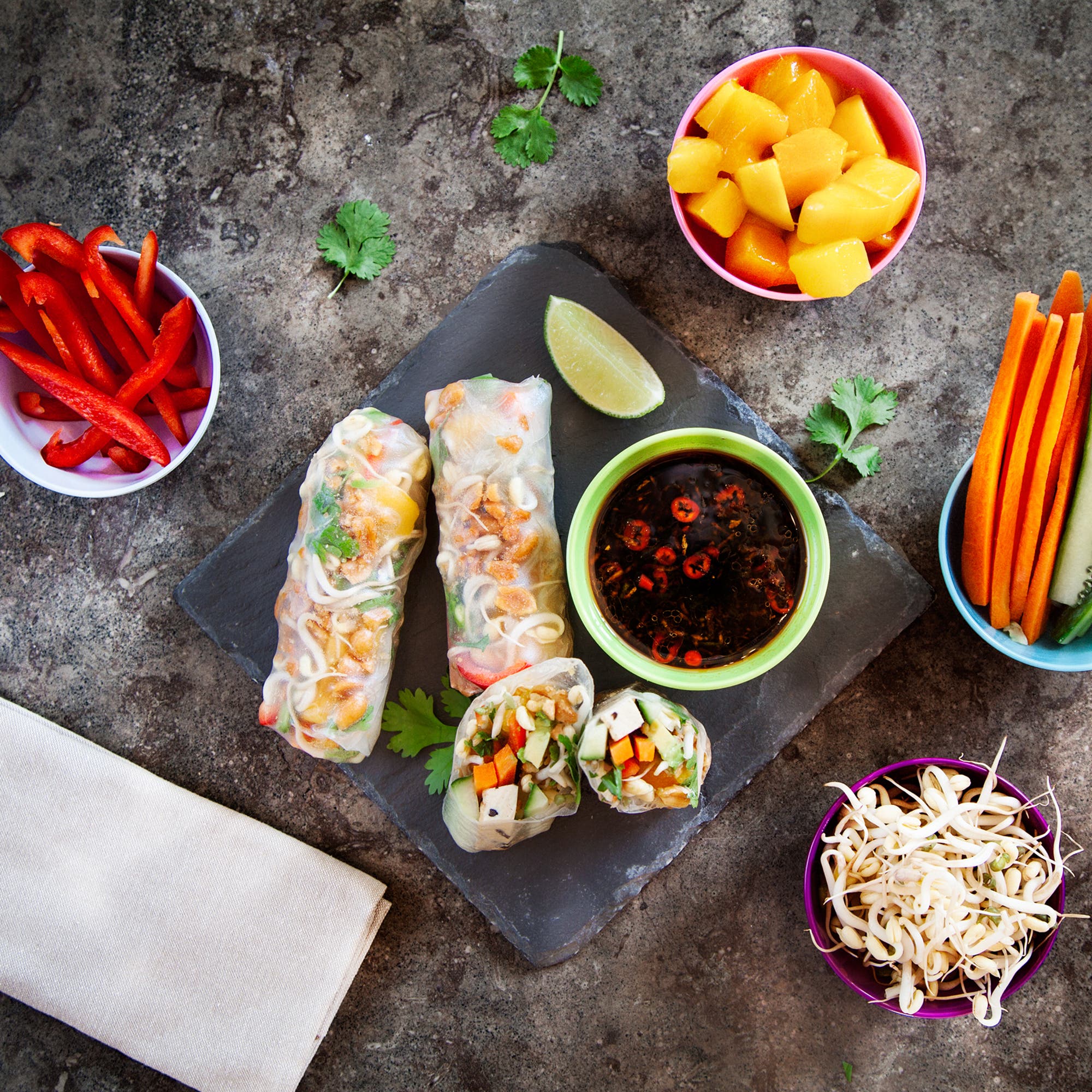 Färska vårrullar med tofu och krispigt grönt med ingefärsdipp